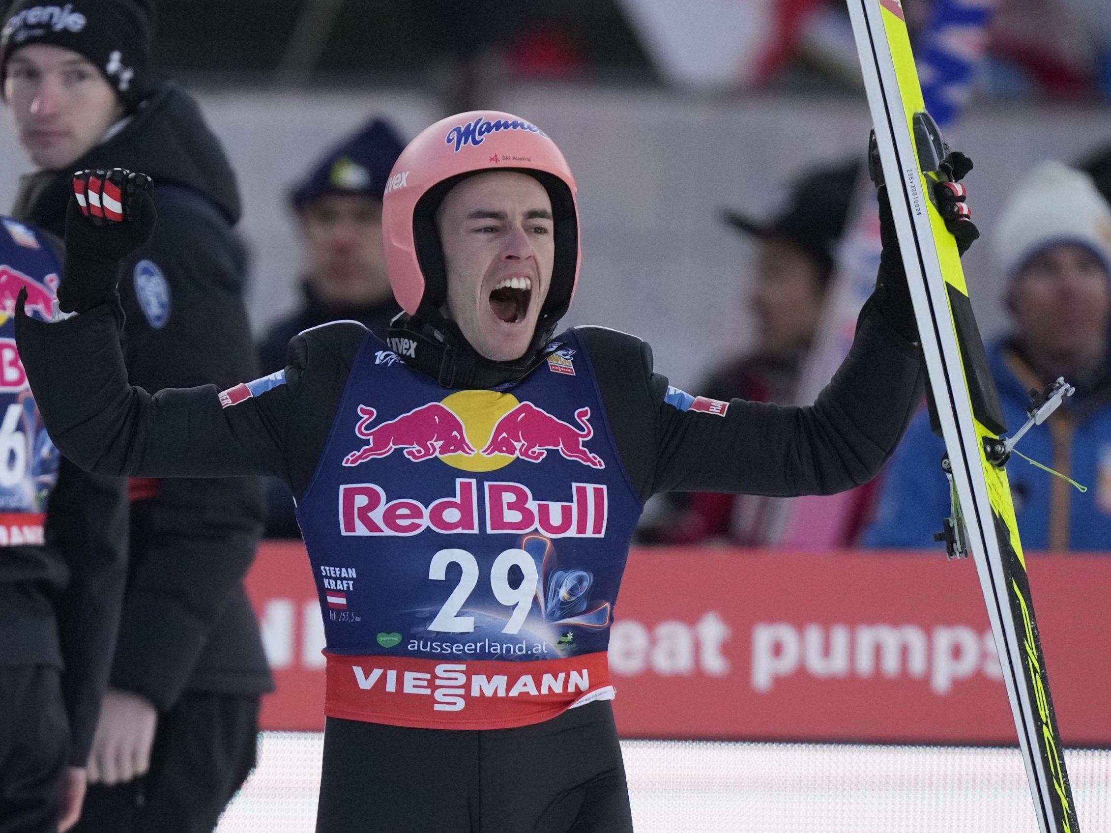 Stefan Kraft jubelte bei der Skiflug-WM über Gold.
