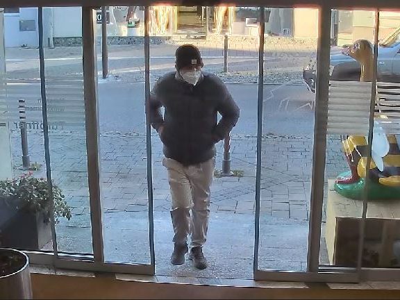 Die Polizei bittet um Hinweise zu einem Geldbörsen-Dieb. Die Polizei bittet um Hinweise zu einem Geldbörsen-Dieb.
