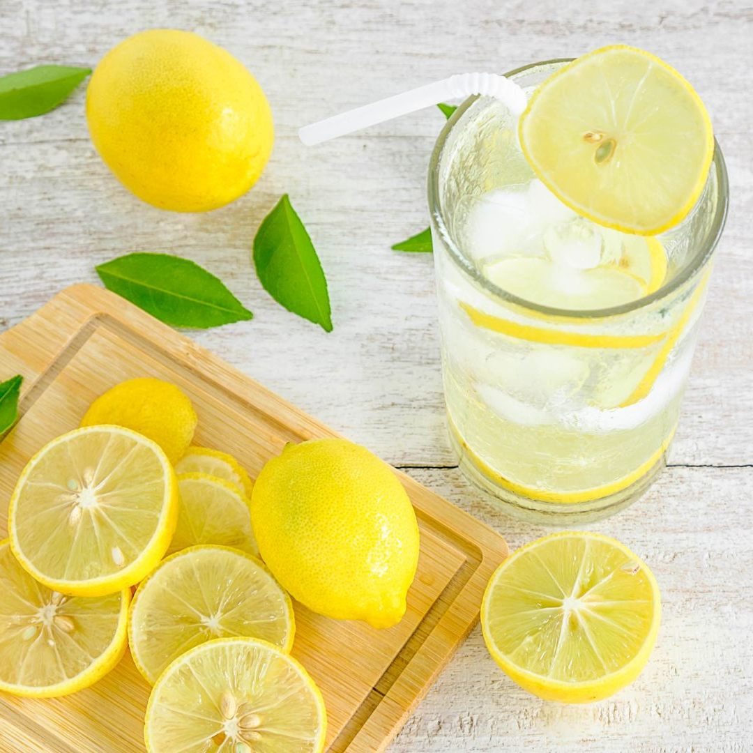 Zitrusfrüchte und viel Wasser helfen dabei, den Körper auf natürliche Weise zu entgiften.