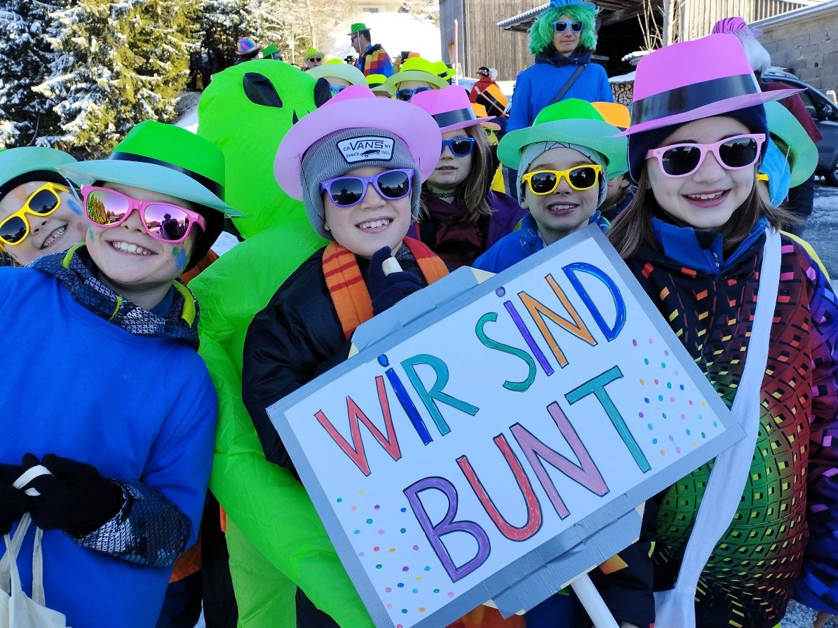 Viele bunte Kindergarten- und Volksschulkinder waren mit dabei. Viele bunte Kindergarten- und Volksschulkinder waren mit dabei.