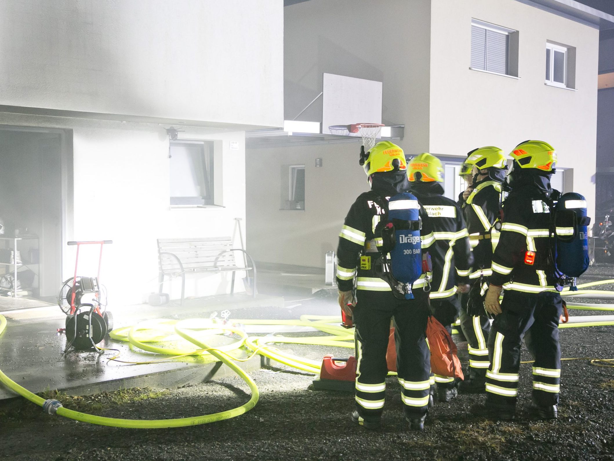 Die Feuerwehr hatte das Feuer rasch gelöscht, aber die starke Rauchentwicklung erschwerte den Rettungseinsatz. Die Feuerwehr hatte das Feuer rasch gelöscht, aber die starke Rauchentwicklung erschwerte den Rettungseinsatz.