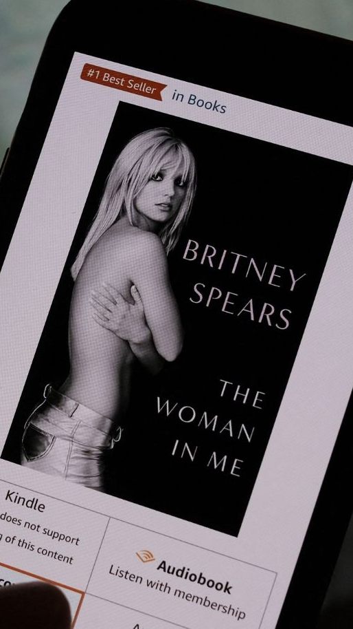 Britney Spears, die US-amerikanische Pop-Ikone, äußert sich entschuldigend über einige Passagen ihrer Autobiografie und lobt gleichzeitig die neue Single ihres Ex-Freundes Justin Timberlake.