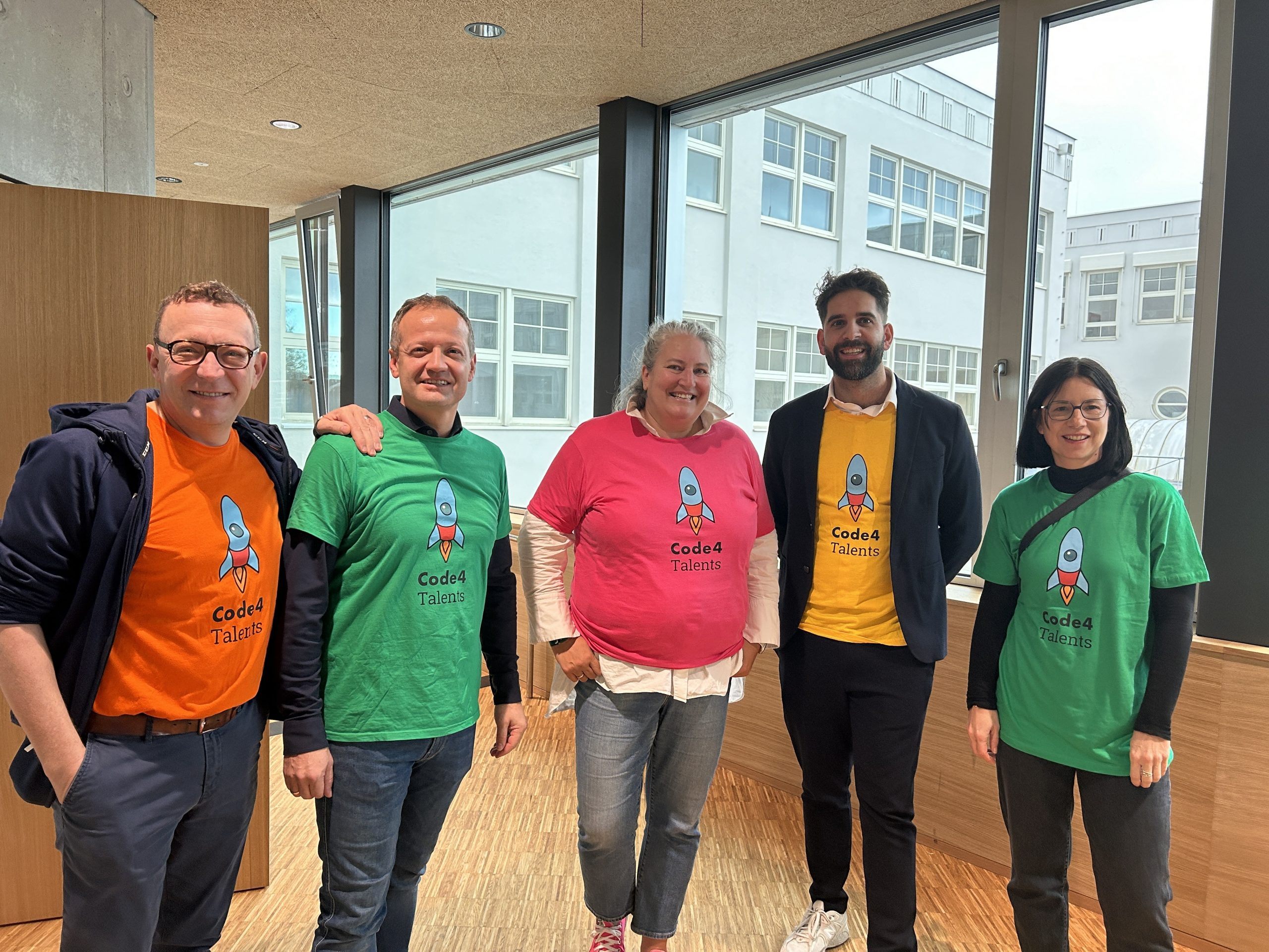 Das Projekt-Team (v.li.n.re.) Udo Filzmaier (WKV), Norbert Lenz (HTL Dornbirn), Andrea Huber (BIFO), Andreas Pichler (GF BIFO) und Christina Marent (Land Vorarlberg). Das Projekt-Team (v.li.n.re.) Udo Filzmaier (WKV), Norbert Lenz (HTL Dornbirn), Andrea Huber (BIFO), Andreas Pichler (GF BIFO) und Christina Marent (Land Vorarlberg).
