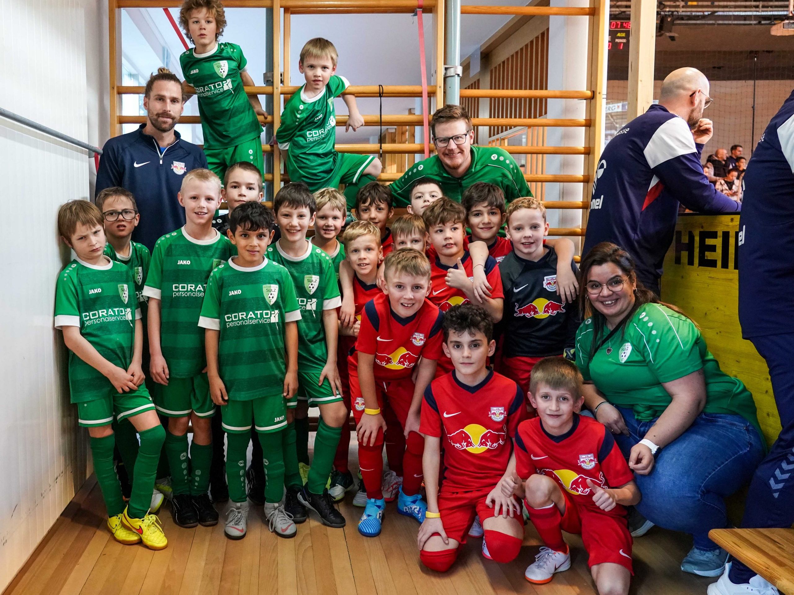 Unsere U9 mit der U9 des FC Red Bull Salzburg Unsere U9 mit der U9 des FC Red Bull Salzburg