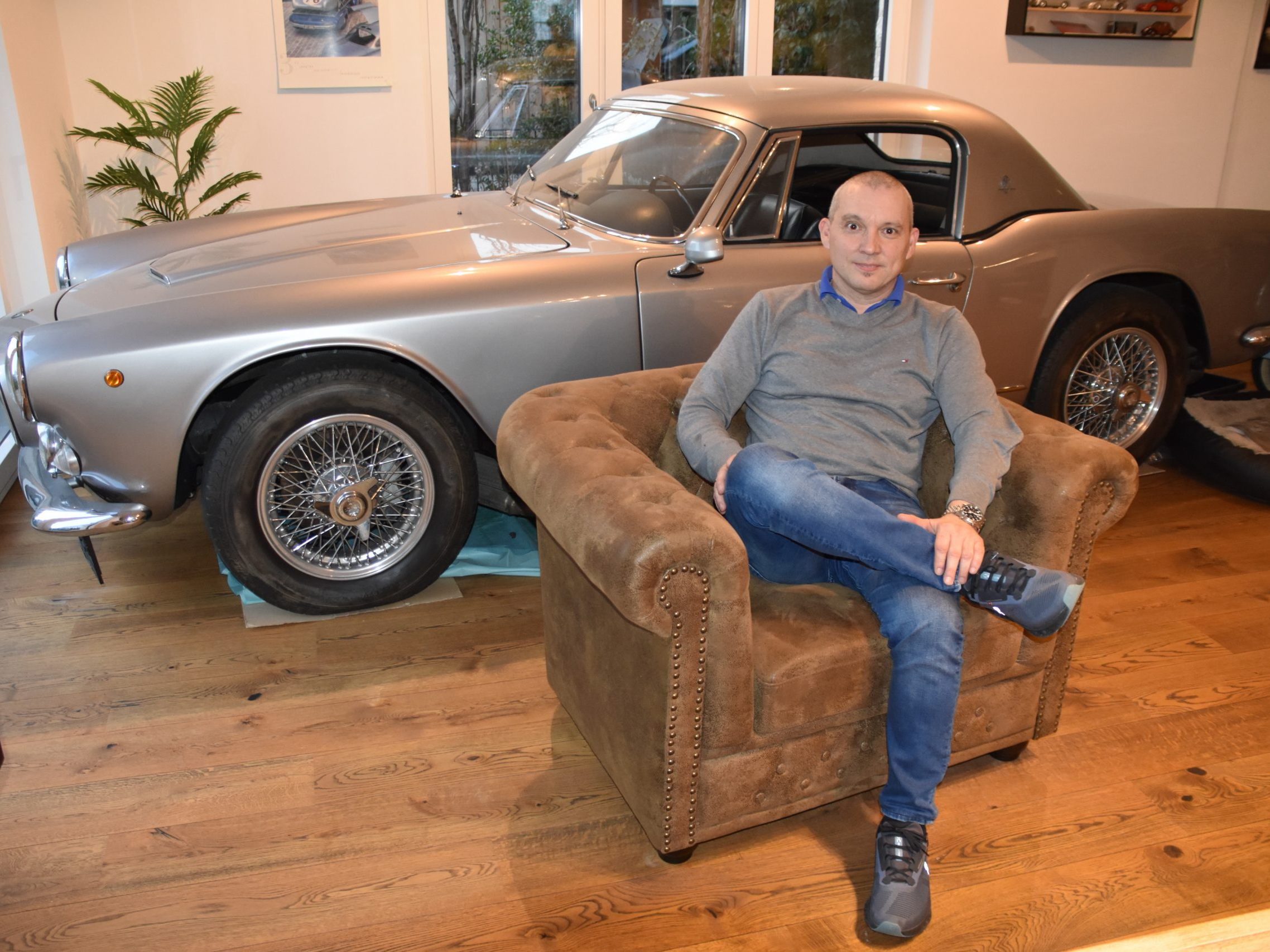 Wolfgang Linher vor seinem Maserati. Wolfgang Linher vor seinem Maserati.