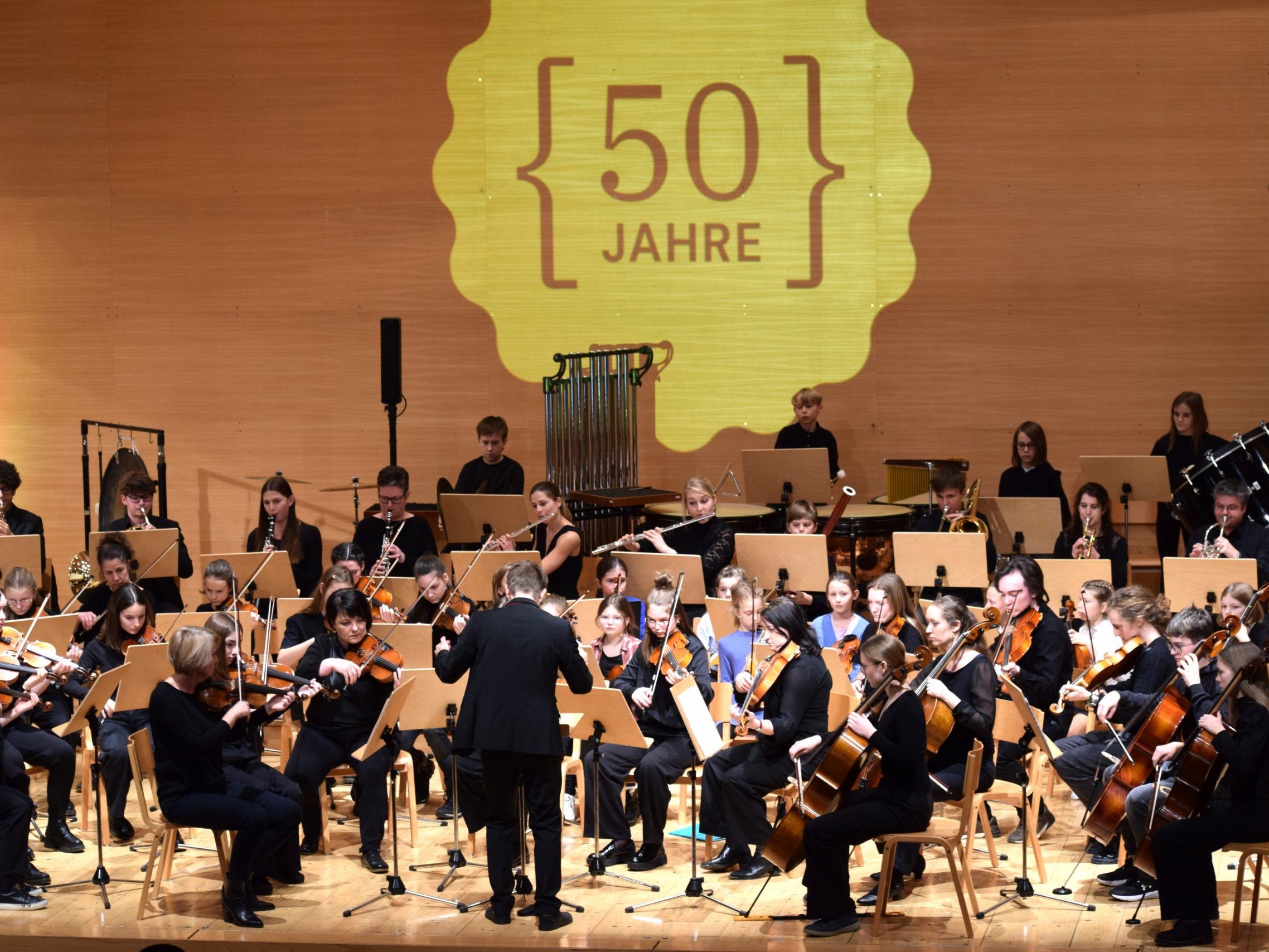 Das Jugendsinfonieorchester setzte den musikalischen Schlusspunkt des Jubiläums-Festakts. Das Jugendsinfonieorchester setzte den musikalischen Schlusspunkt des Jubiläums-Festakts.