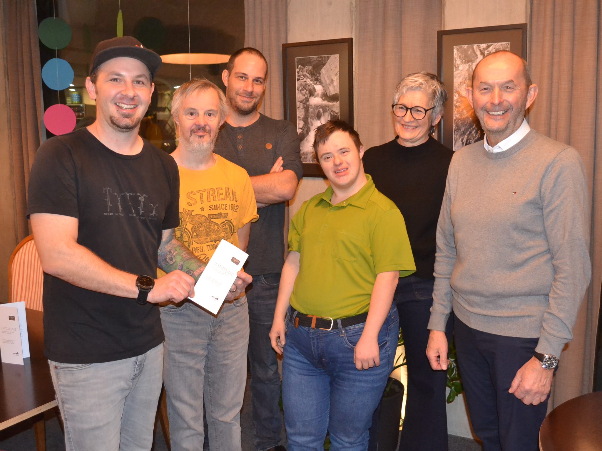 Nikolaus Engstler mit Gattin und dem Zäwas-Team.