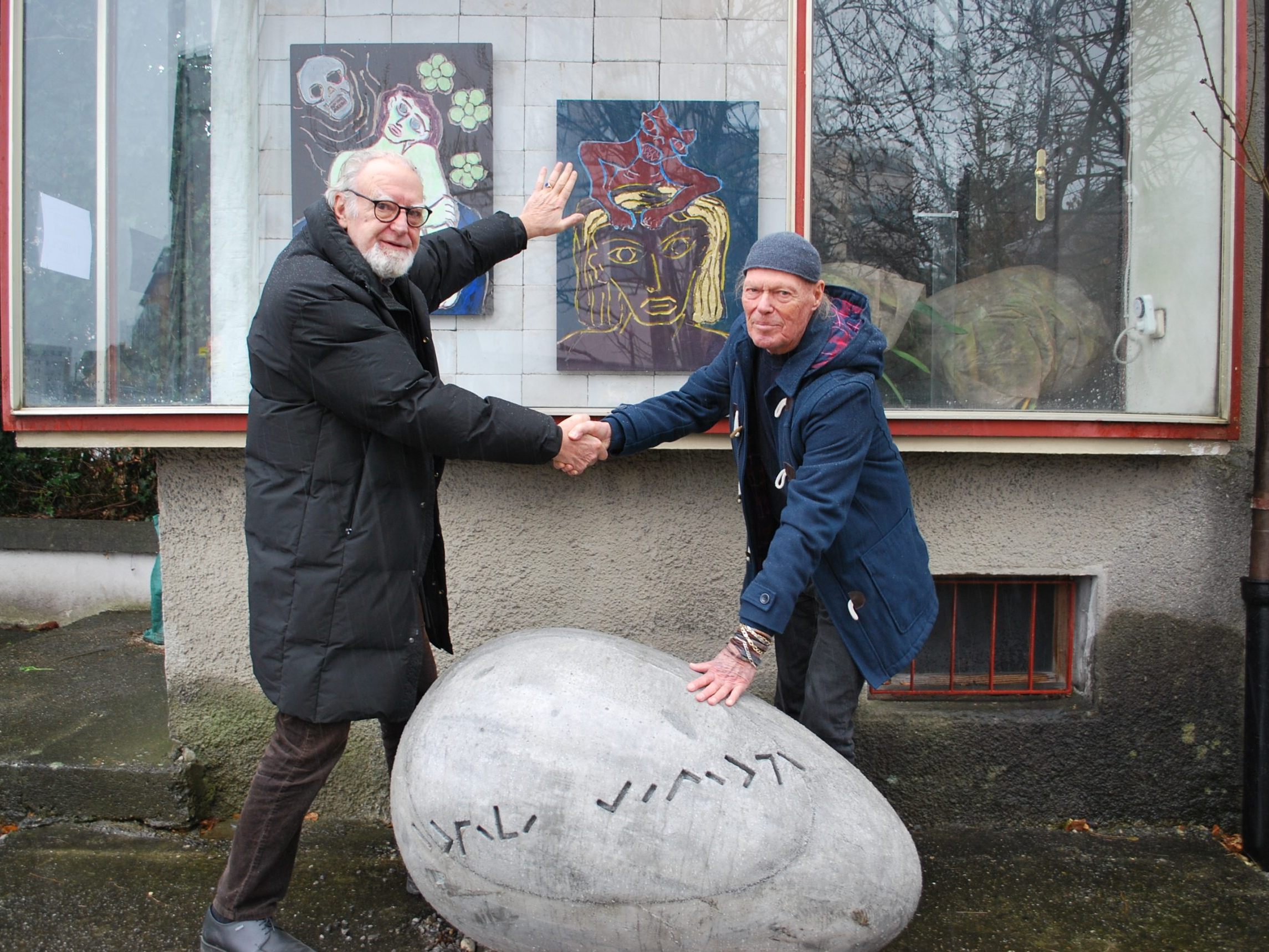 Angelo Roventa (li) und Gernot Riedmann. Auch mittels Handschlag wurde die Aktion Kunsttausch besiegelt Angelo Roventa (li) und Gernot Riedmann. Auch mittels Handschlag wurde die Aktion Kunsttausch besiegelt