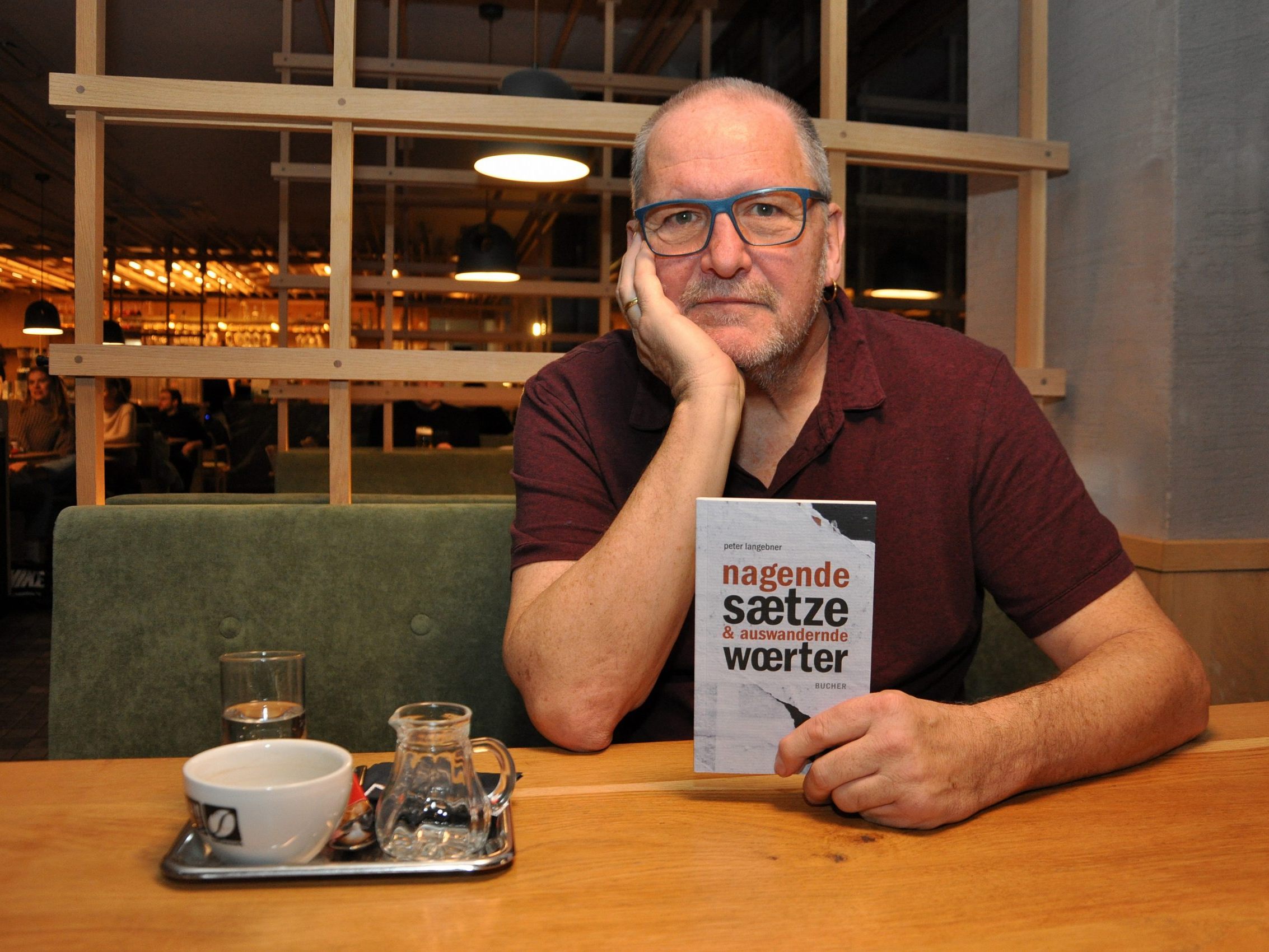 Peter Langebners Gedichte gehören der Konkreten Poesie an und lassen beim Leser Bilder im Kopf entstehen. Peter Langebners Gedichte gehören der Konkreten Poesie an und lassen beim Leser Bilder im Kopf entstehen.