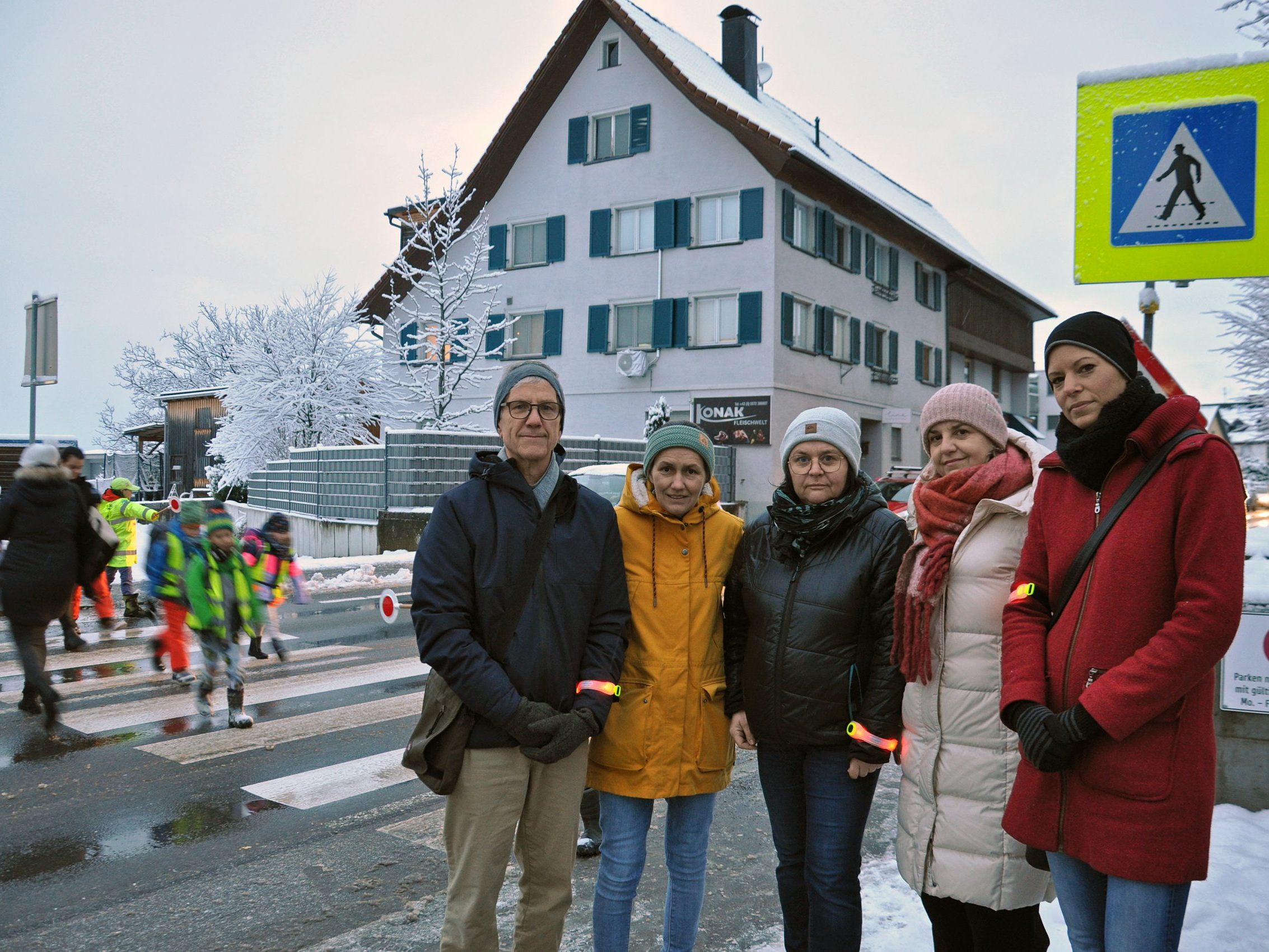 Die Vertreter der Bürgerinitiative und die Schulgemeinschaft haben eine gemeinsame Forderung: Eine Temporeduktion auf 30 km/h auf der L190 durch Haselstauden.