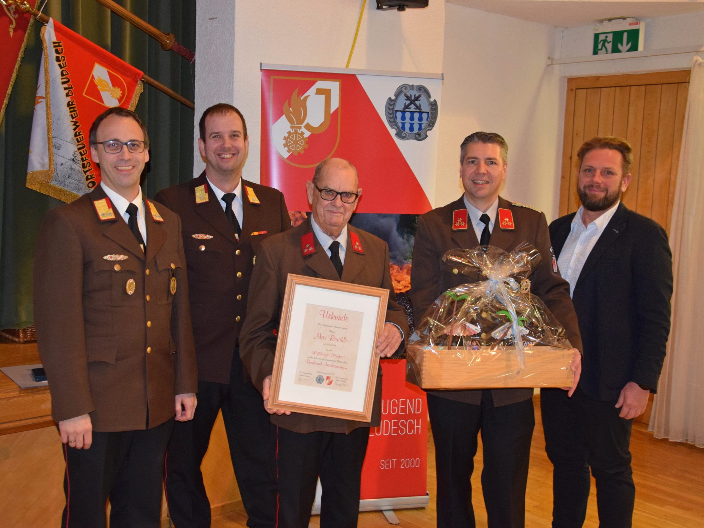 Der geehrte Max Reichle im Kreis der Gratulanten Der geehrte Max Reichle im Kreis der Gratulanten