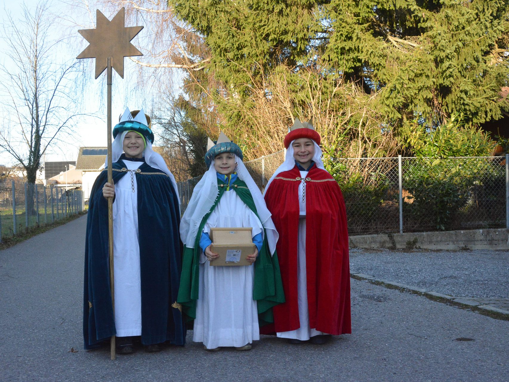 Konstantin König, Luis König und Edi Fitz (v.l.n.r.) zogen als Heilige Drei Könige durch Lustenau und überbrachten den Menschen die Friedensbotschaft. Konstantin König, Luis König und Edi Fitz (v.l.n.r.) zogen als Heilige Drei Könige durch Lustenau und überbrachten den Menschen die Friedensbotschaft.