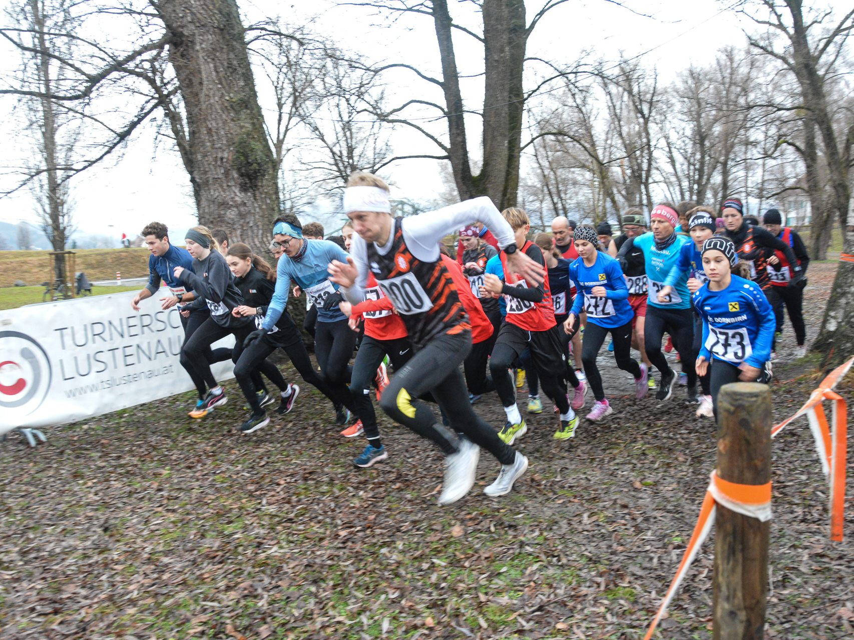 Am Samstagnachmittag fand die 54. Crosslauf-Serie am Alten Rhein statt. Zahlreiche Läufer machten mit. Am Samstagnachmittag fand die 54. Crosslauf-Serie am Alten Rhein statt. Zahlreiche Läufer machten mit.