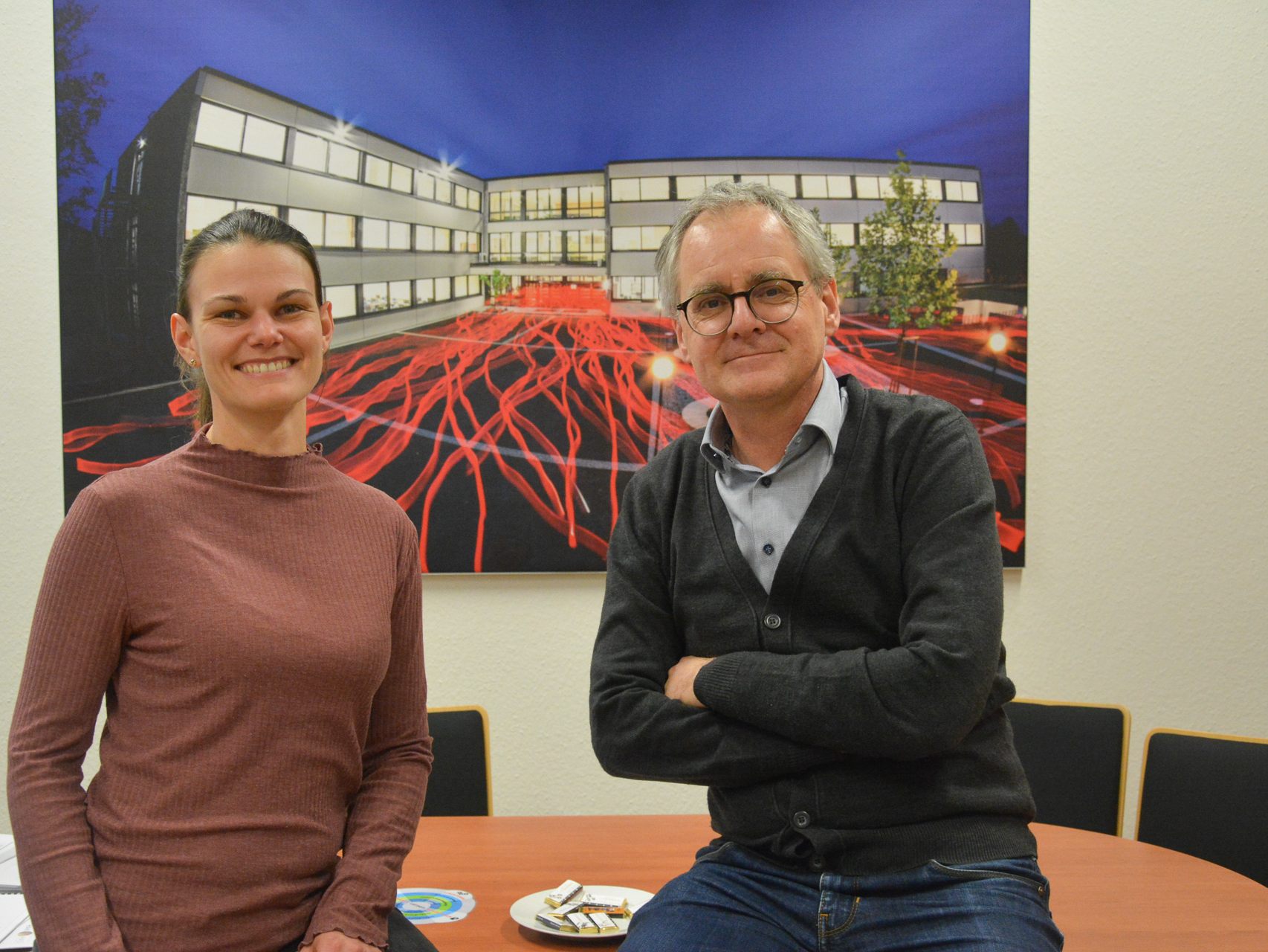 Die HAK/HAS Lustenau hat ihre Grünfläche in einen Naturgarten verwandelt. Nun wird die Schule mit dem Umweltpreis der Marktgemeinde ausgezeichnet. Professorin Christine Feurstein und Direktor Hannes Scheffknecht freuen sich über die Auszeichnung.