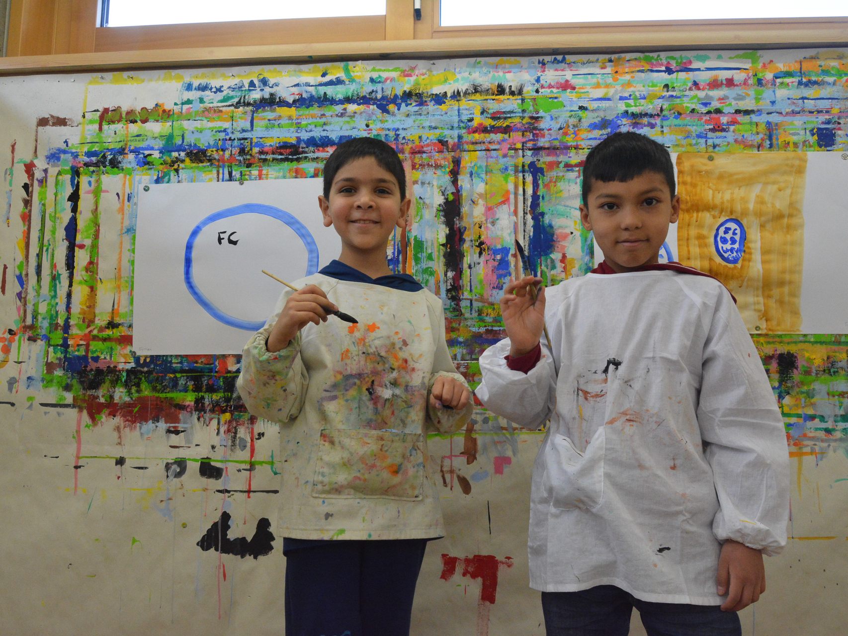 Farhad und Eymen malen konzentriert an ihren Bildern.