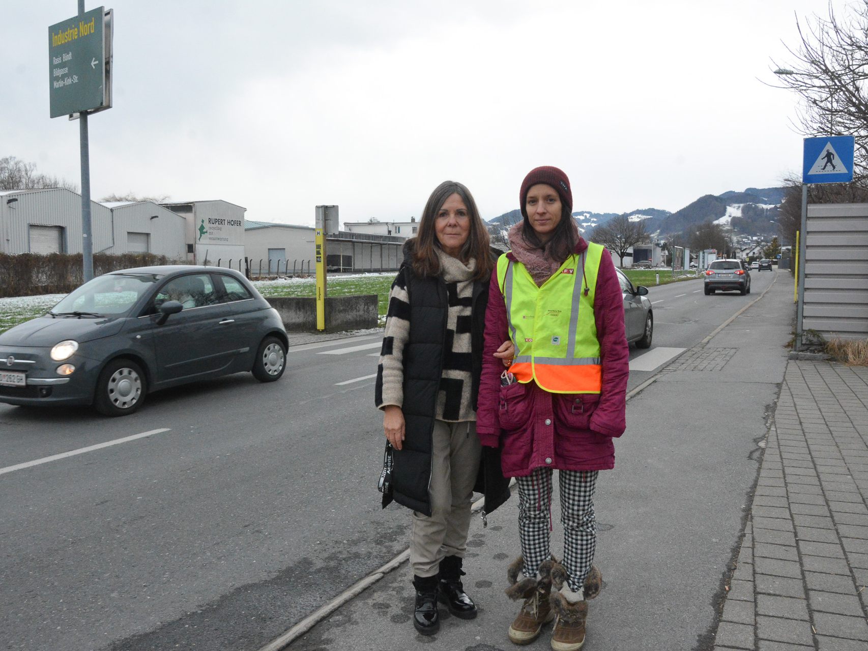 Die Anrainerinnen Karin Bitschnau und Amelie Merten hoffen auf eine Beruhigung der angespannten Verkehrssituation in der Zellgasse. Die Anrainerinnen Karin Bitschnau und Amelie Merten hoffen auf eine Beruhigung der angespannten Verkehrssituation in der Zellgasse.