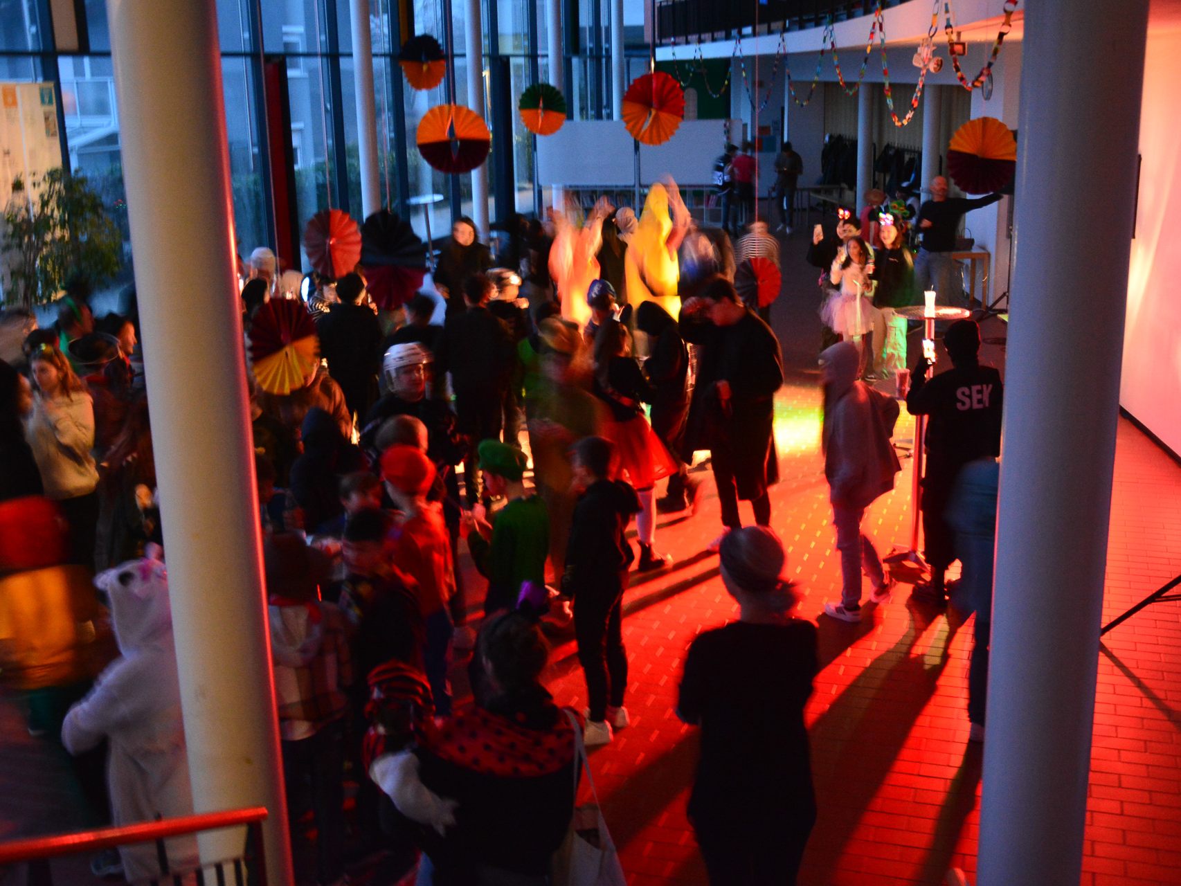 Eine „No-waste-Faschingsdisco“ fand am Montagabend in der Mittelschule Hasenfeld statt.