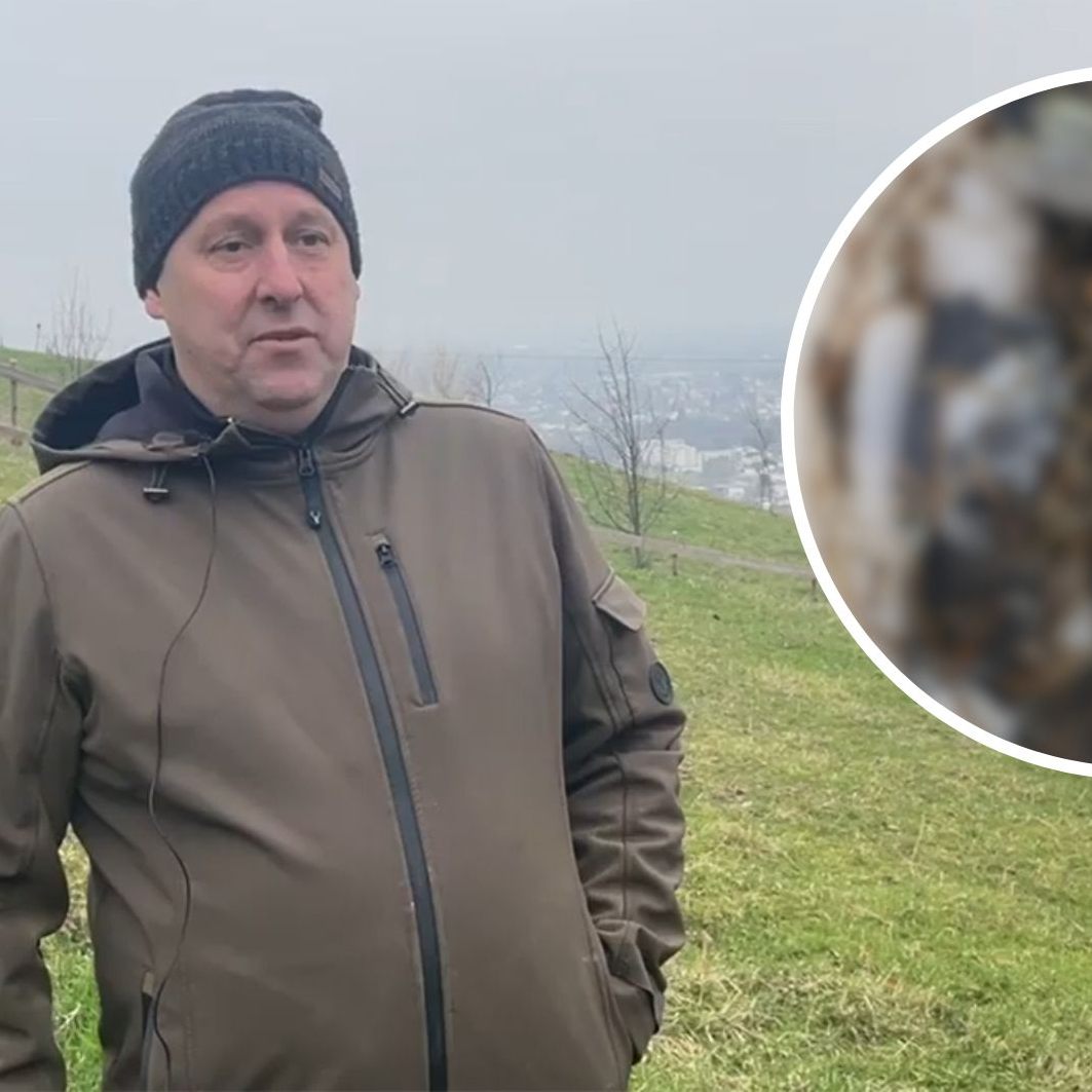 Landwirt Dietmar ist besorgt, weil er immer mehr Müll im Heu findet.