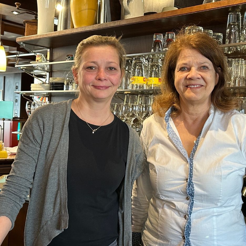 Engel Wirtin Andrea (rechts im Bild) schließt ihr Lokal schweren Herzens.