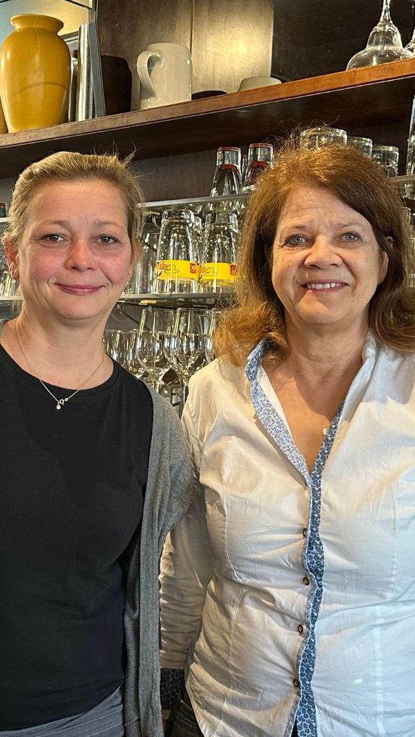 Engel Wirtin Andrea (rechts im Bild) schließt ihr Lokal schweren Herzens.