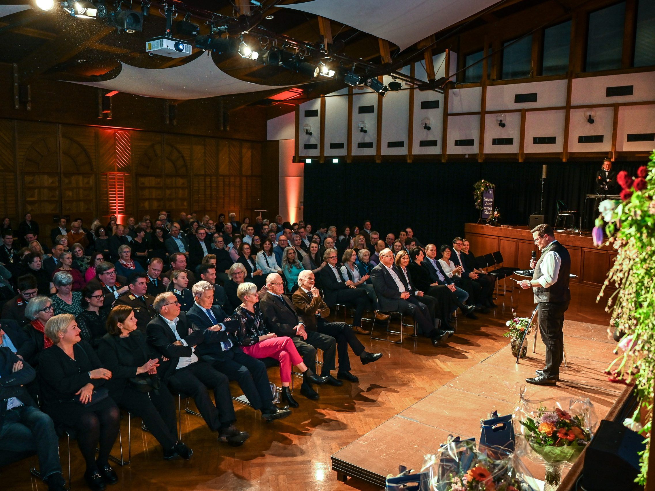 Zahlreiche Gäste nahmen die Einladung zum Neujahrsempfang wahr. Zahlreiche Gäste nahmen die Einladung zum Neujahrsempfang wahr.