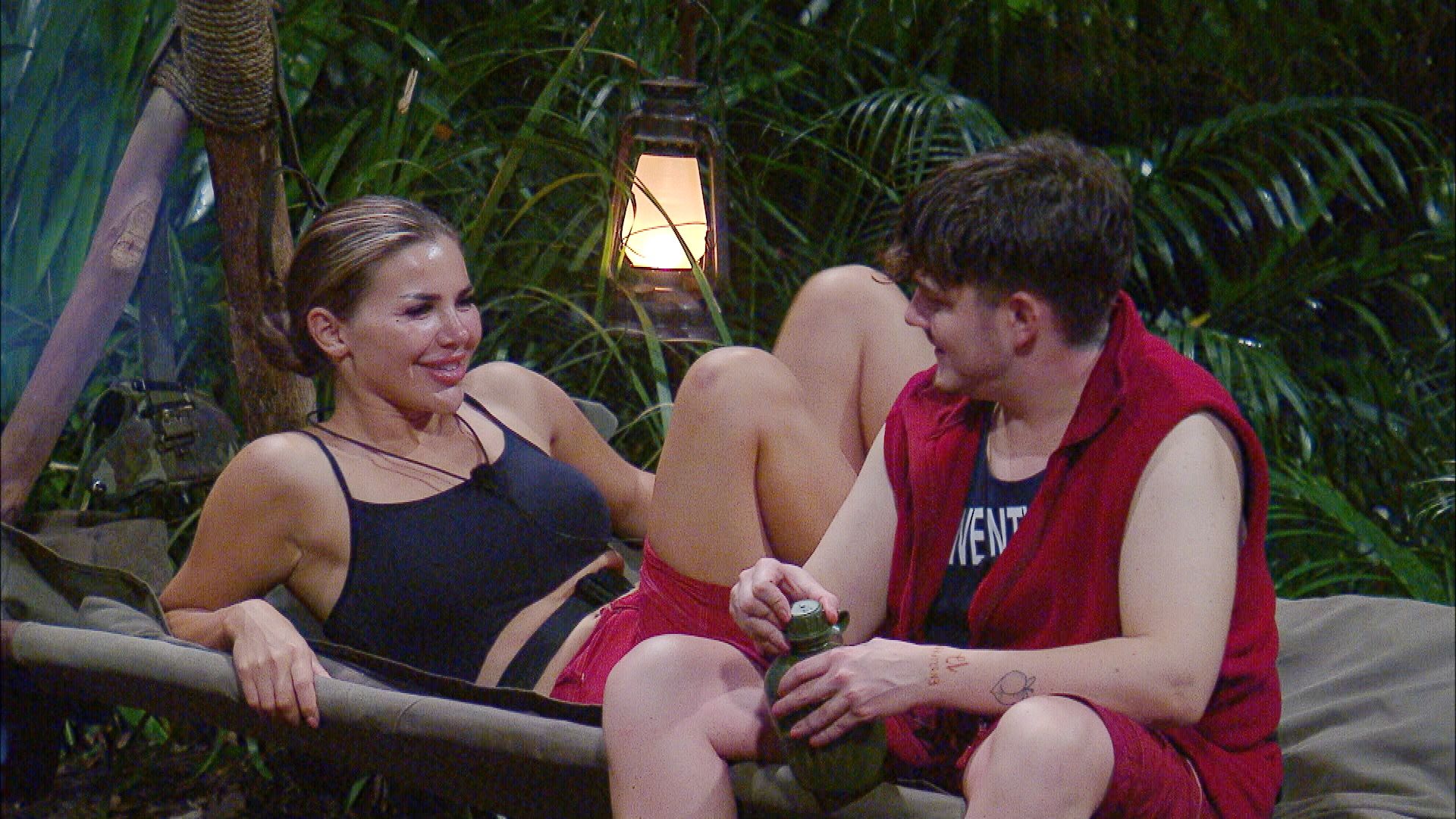 Tag 12 im Camp. Sex, Sex, Sex! Für Kim Virginia und Twenty4Tim gibt es am Abend nur ein Thema. Wie machst du es? Was magst du? Wo hast du es schon gemacht? Mit oder ohne Kondom?