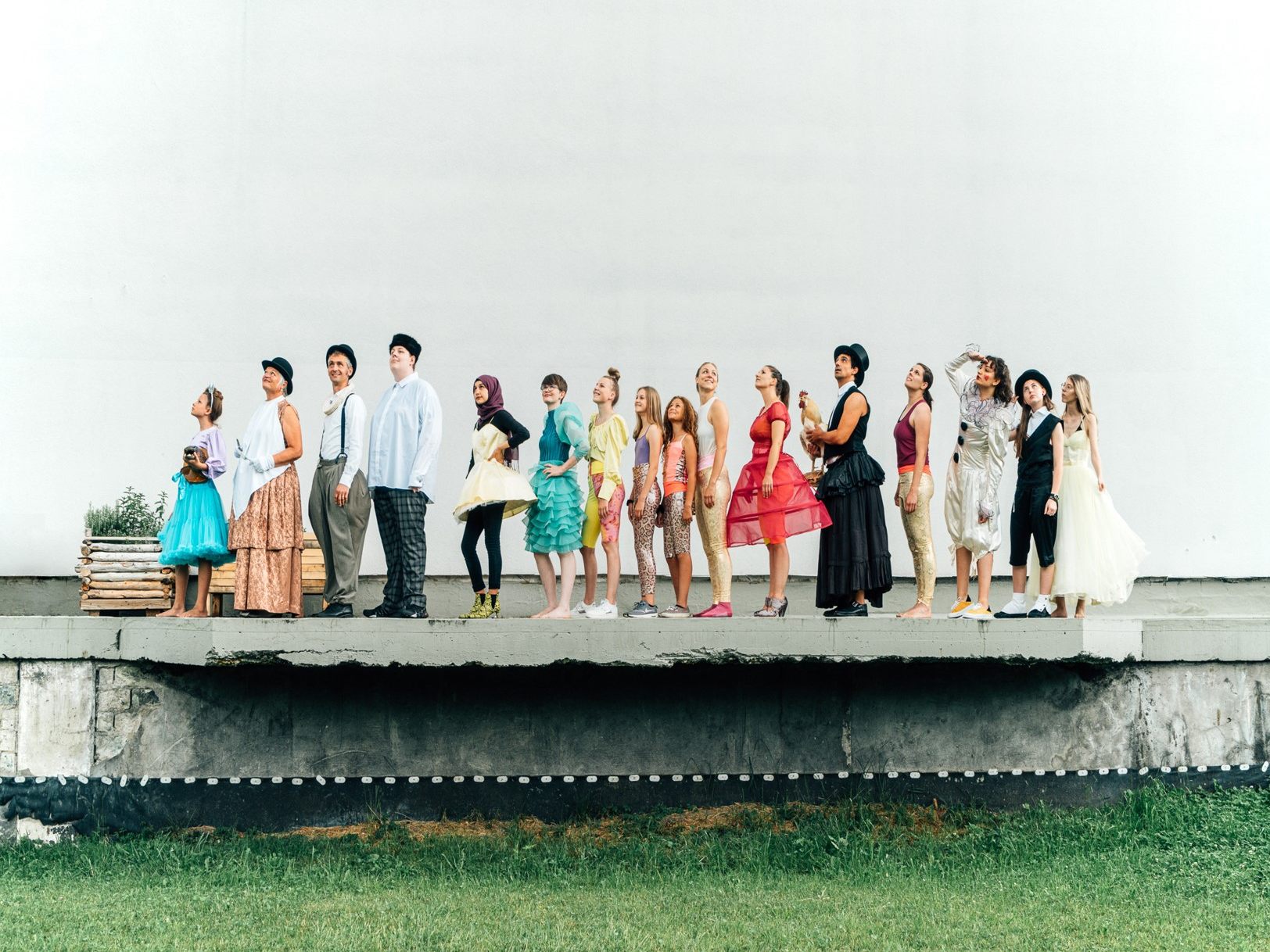 Für das neue Tanztheaterprojekt „Grenzgänge und der Rhein. Ein performativer Spaziergang zwischen hüben und drüben“, das in Lustenau und Au/SG aufgeführt wird, sucht walktanztheater.com engagierte Schauspieler:innen, Tänzer:innen und Autor:innen. Für das neue Tanztheaterprojekt „Grenzgänge und der Rhein. Ein performativer Spaziergang zwischen hüben und drüben“, das in Lustenau und Au/SG aufgeführt wird, sucht walktanztheater.com engagierte Schauspieler:innen, Tänzer:innen und Autor:innen.