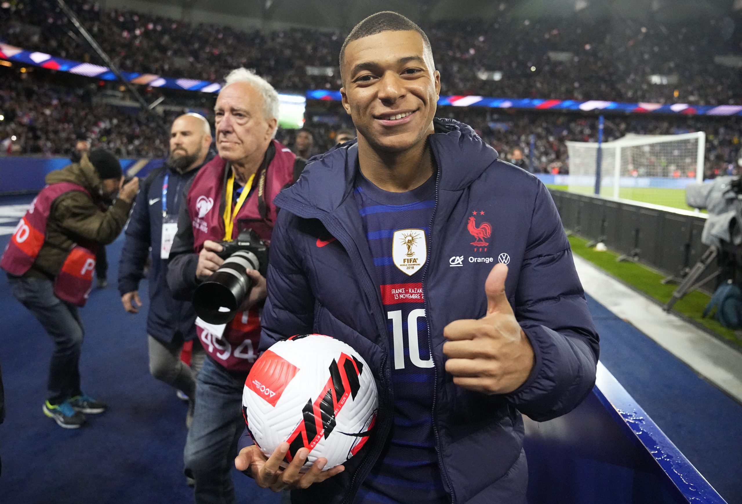 Kylian Mbappé feiert nach dem World Cup 2022. Kylian Mbappé feiert nach dem World Cup 2022.