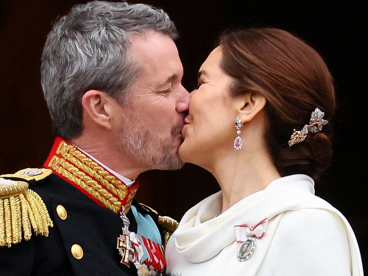 Royaler Kuss: Dänemarks neuer König Frederik X. und seine Königin Mary. Royaler Kuss: Dänemarks neuer König Frederik X. und seine Königin Mary.