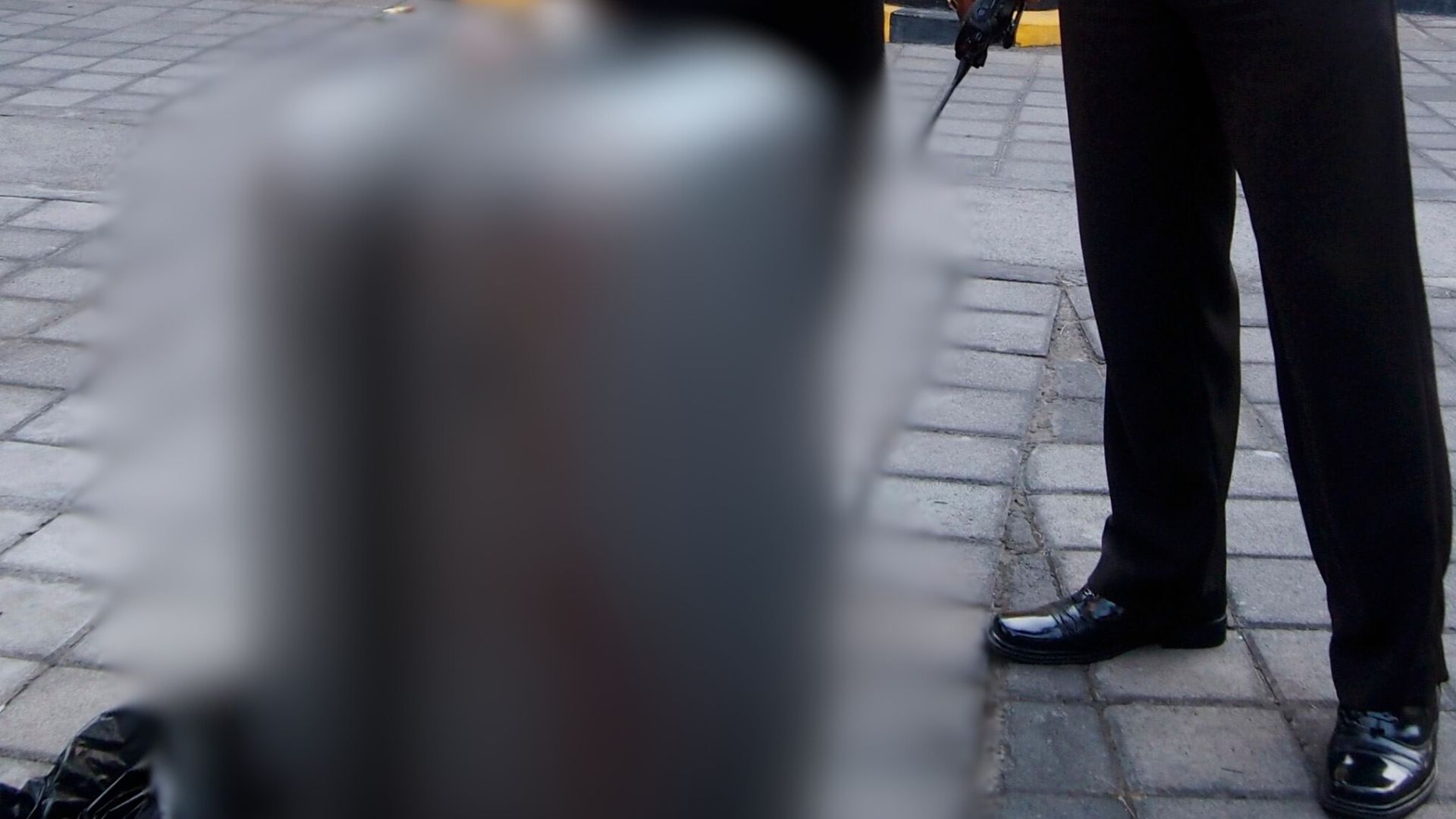 Die Polizei untersucht am 12. August 2014 auf einer Polizeistation in Nusa Dua auf der indonesischen Ferieninsel Bali den Koffer, in dem die Leiche einer Amerikanerin gefunden wurde.
