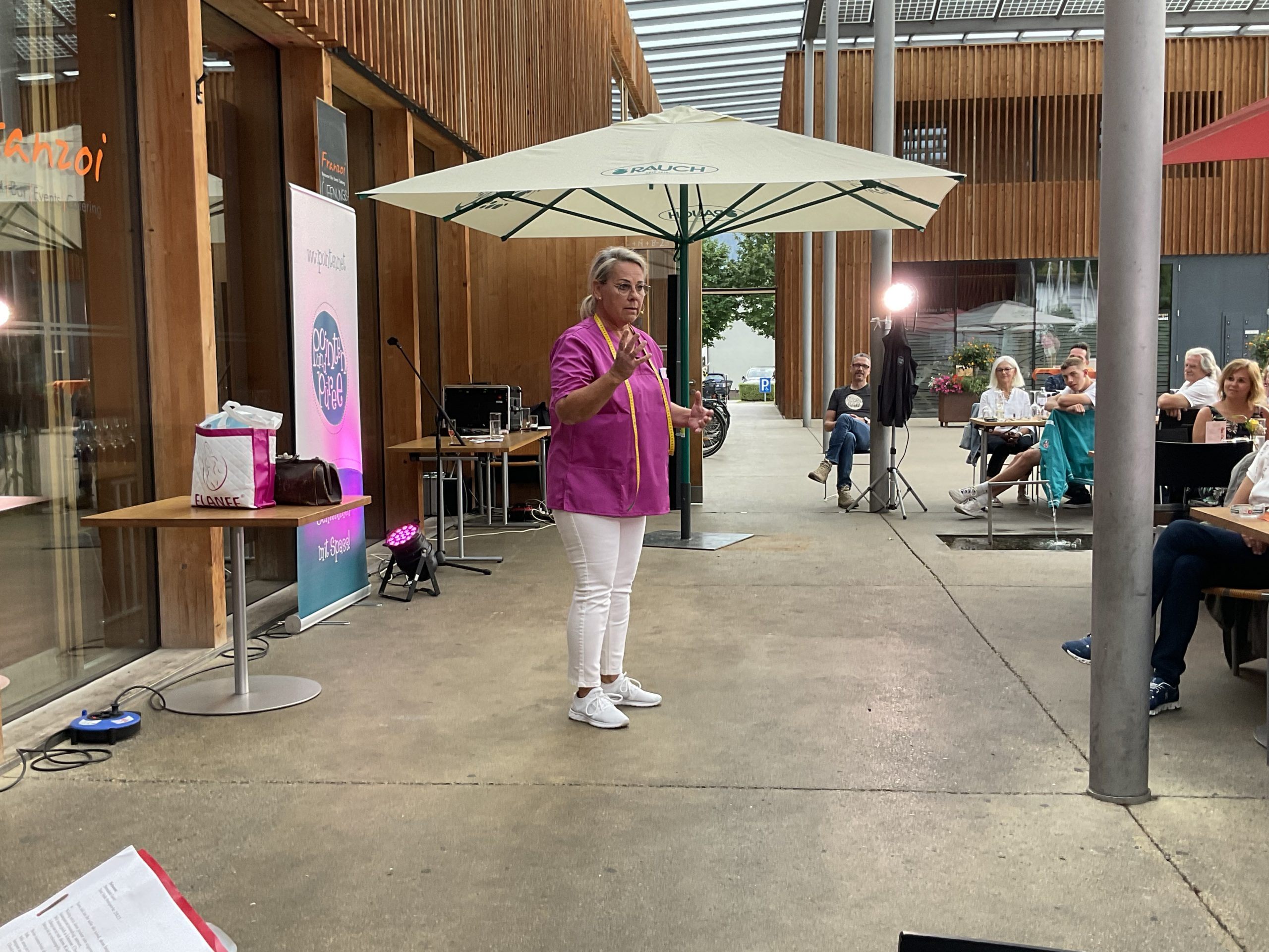 Als Muntafuner Hebamm' bringt Bernadette Gasser das Publikum zum Lachen.