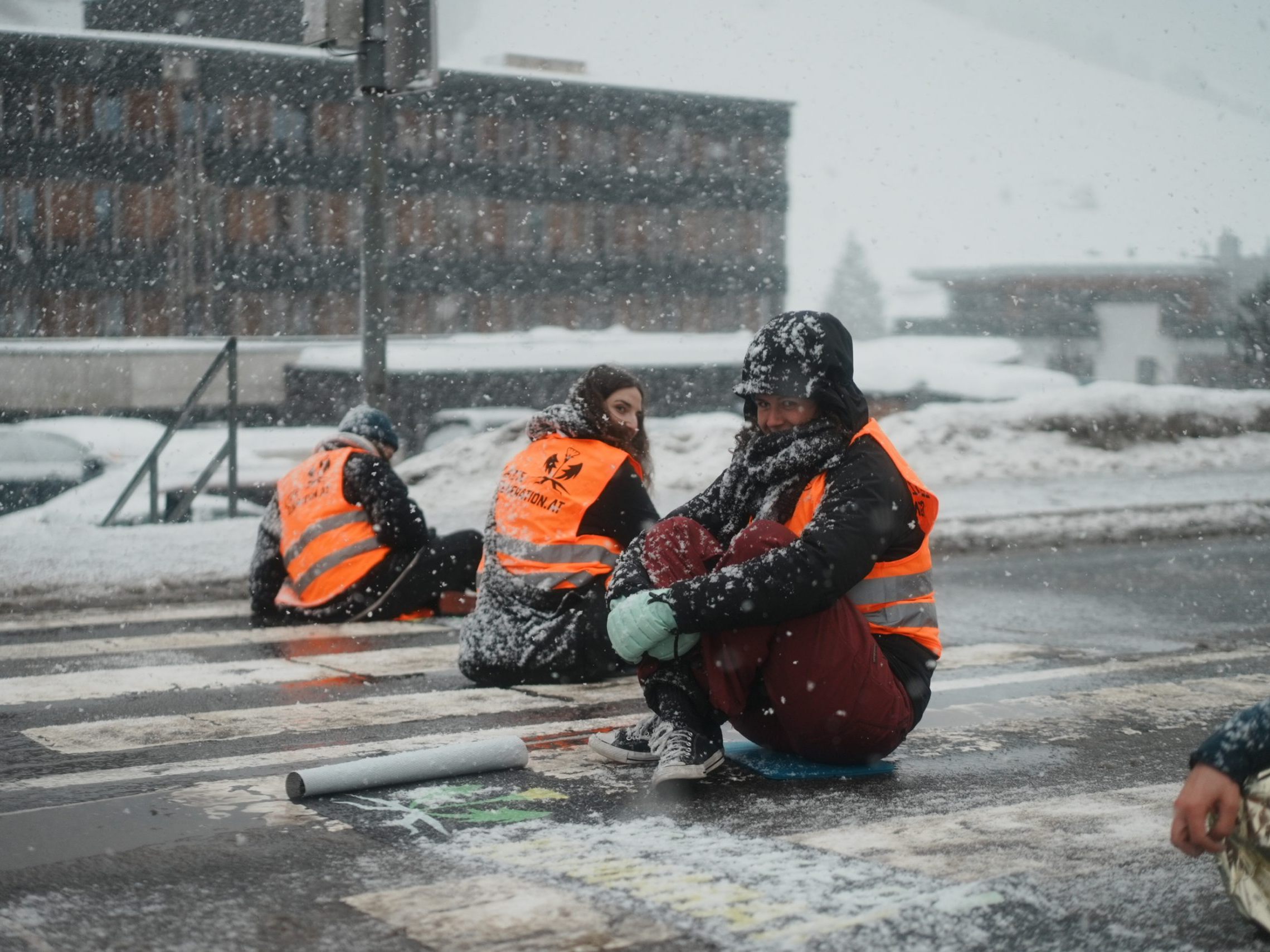 Am Donnerstagvormittag blockierten Klimaaktivisten die Straße nach Ischgl.