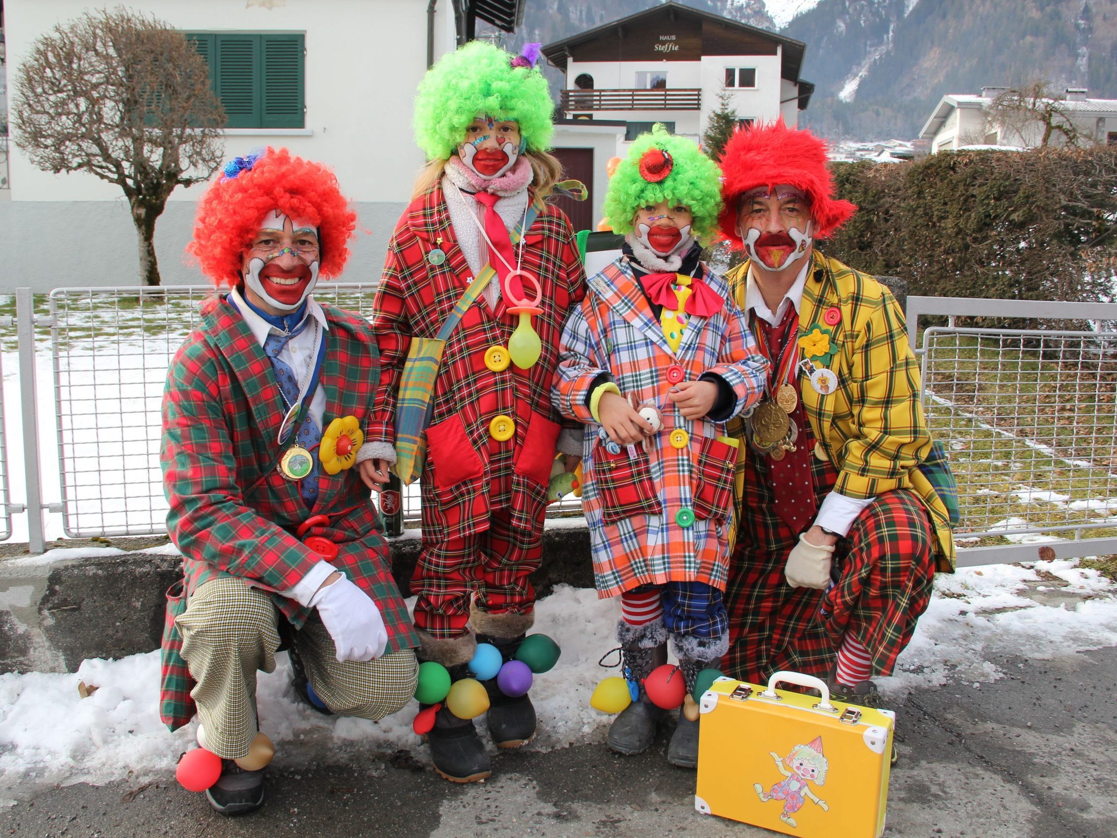 Zahlreiche Clowns waren am Sonntag in Vandans unterwegs.