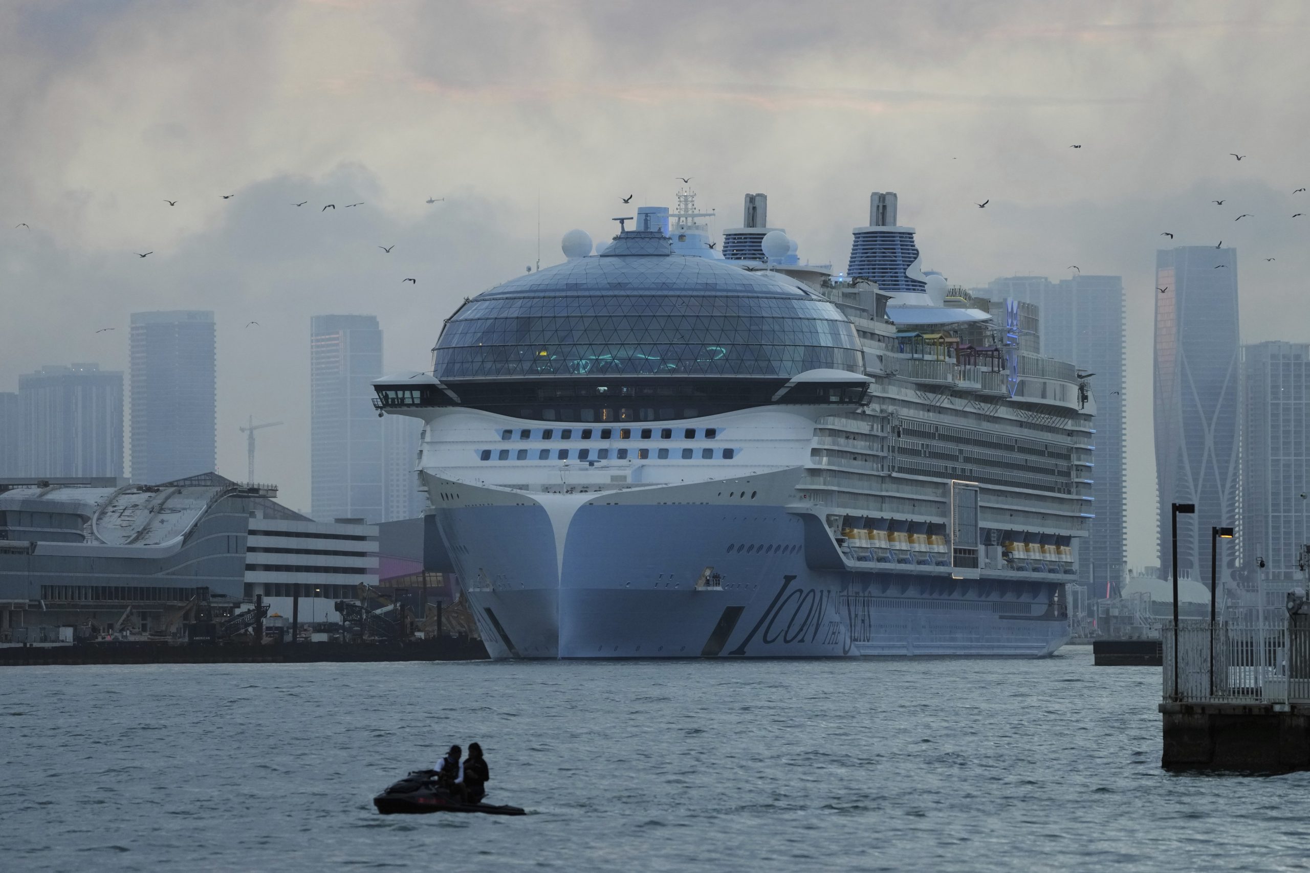 Icon of the Seas, das größte Kreuzfahrtschiff der Welt, sticht in PortMiami zu seiner ersten öffentlichen Kreuzfahrt in See, gesehen von Miami Beach, Florida, Samstag, 27. Januar 2024.