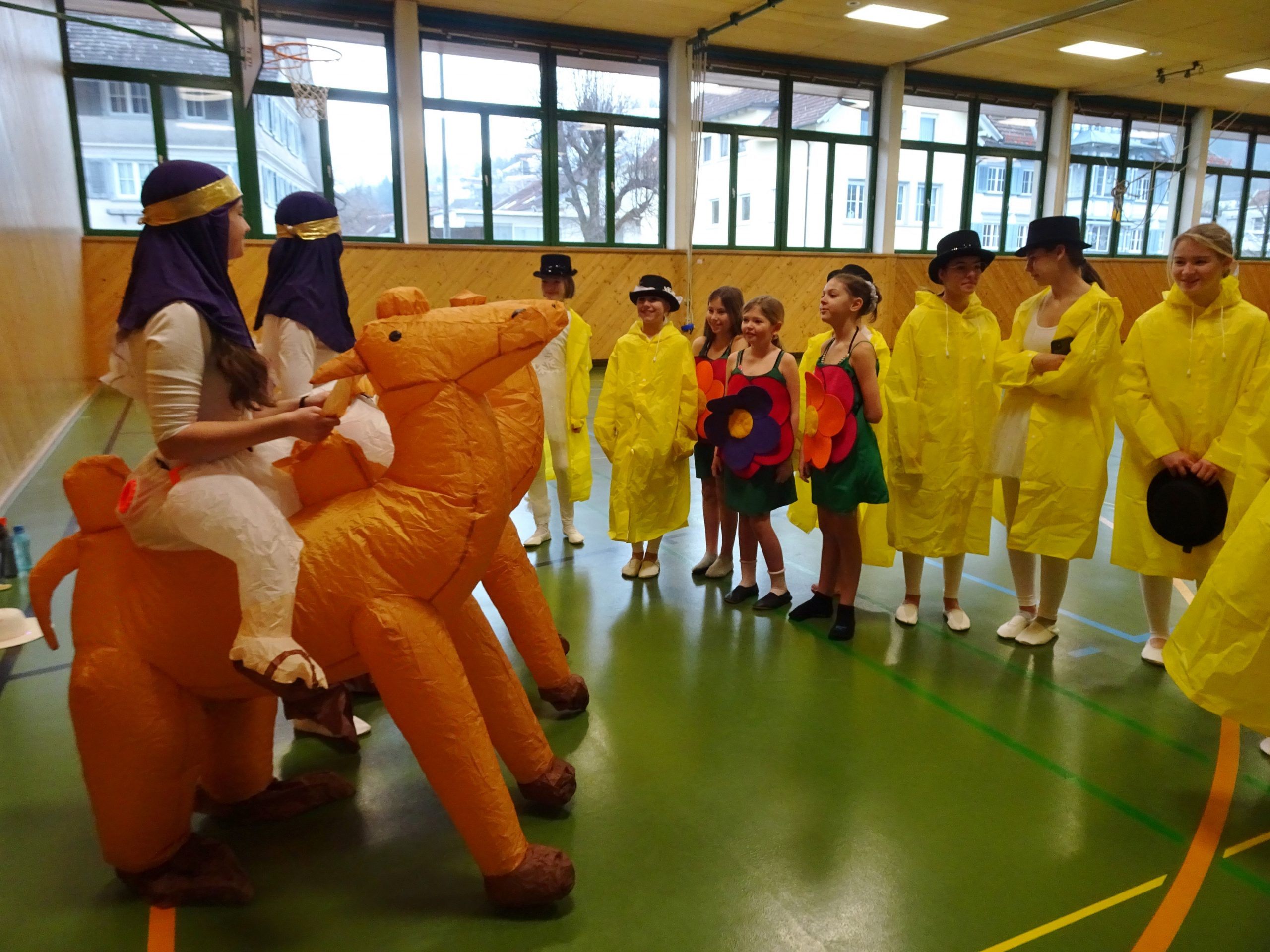 Bei der letzten Probe der Kinder- und Teenietanzgruppe Mühlebach kamen auch schon alle Kostüme zum Einsatz. Bei der letzten Probe der Kinder- und Teenietanzgruppe Mühlebach kamen auch schon alle Kostüme zum Einsatz.