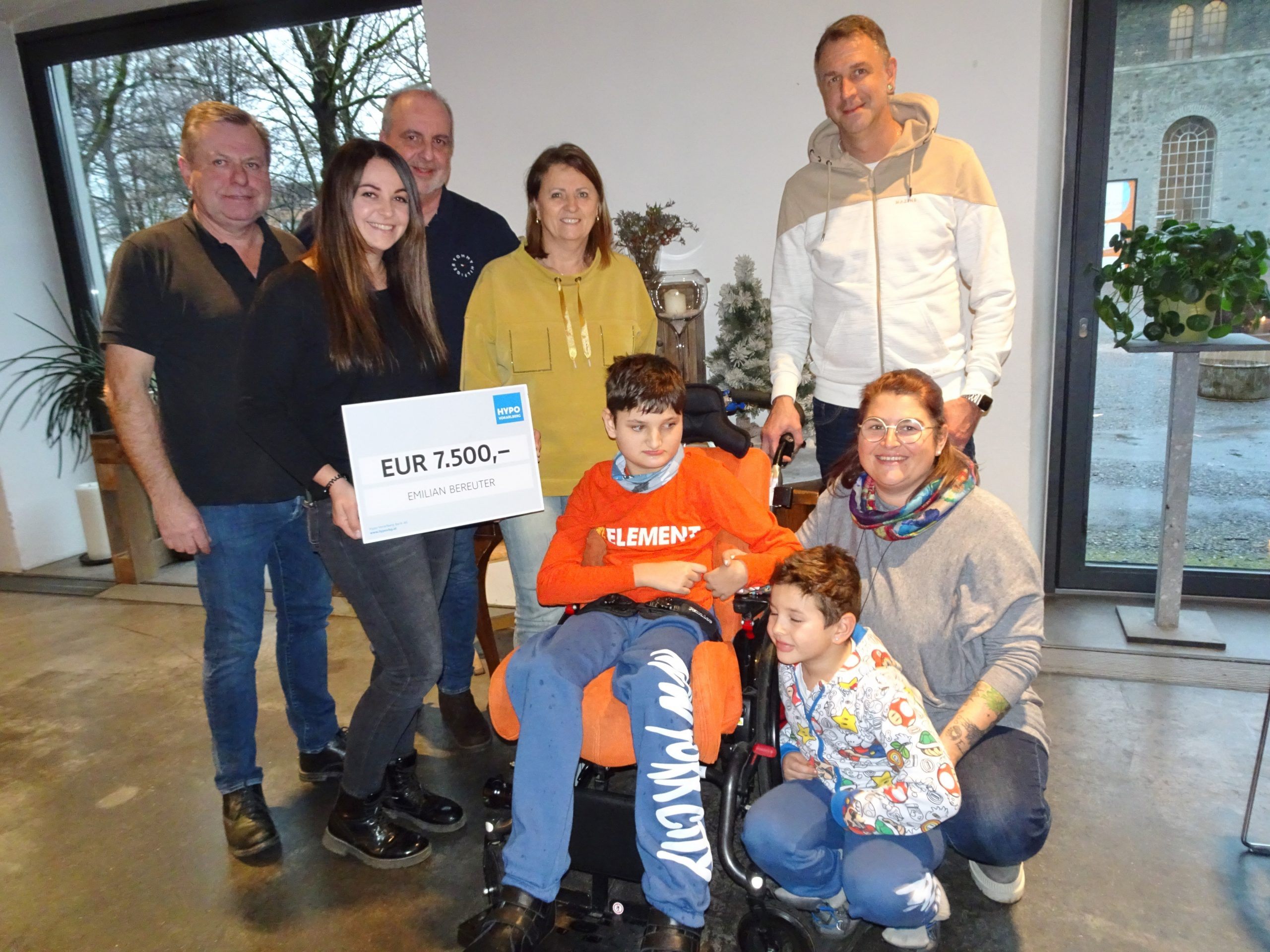 Die Familie Bereuter bedankte sich bei den Organisatoren des Herzbstzauber-Marktes für die großzügige Unterstützung. Die Familie Bereuter bedankte sich bei den Organisatoren des Herzbstzauber-Marktes für die großzügige Unterstützung.