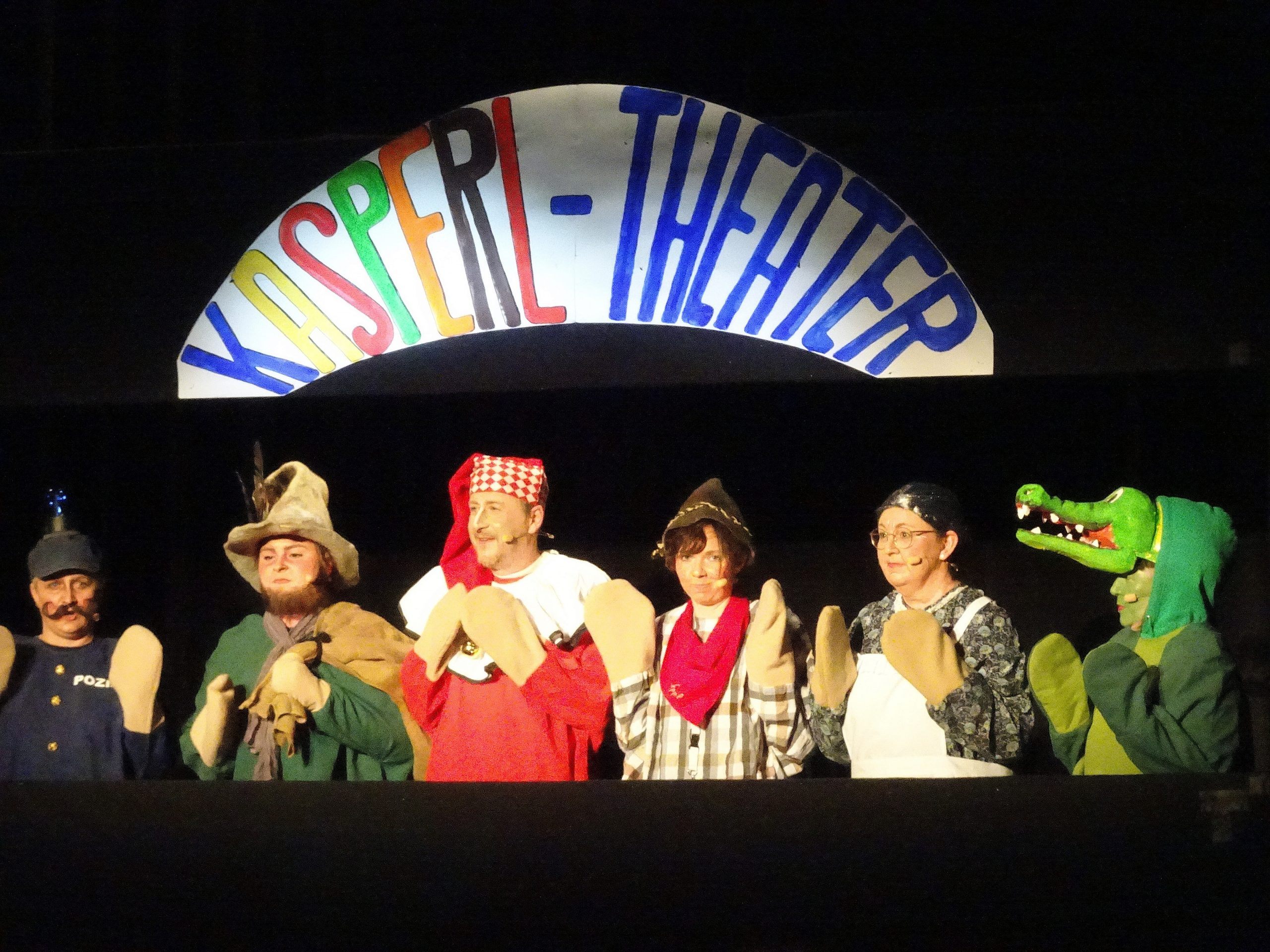 Das alljährliche Kasperletheater bildete das humorige Finale beim diesjährigen Narrenabend. Das alljährliche Kasperletheater bildete das humorige Finale beim diesjährigen Narrenabend.