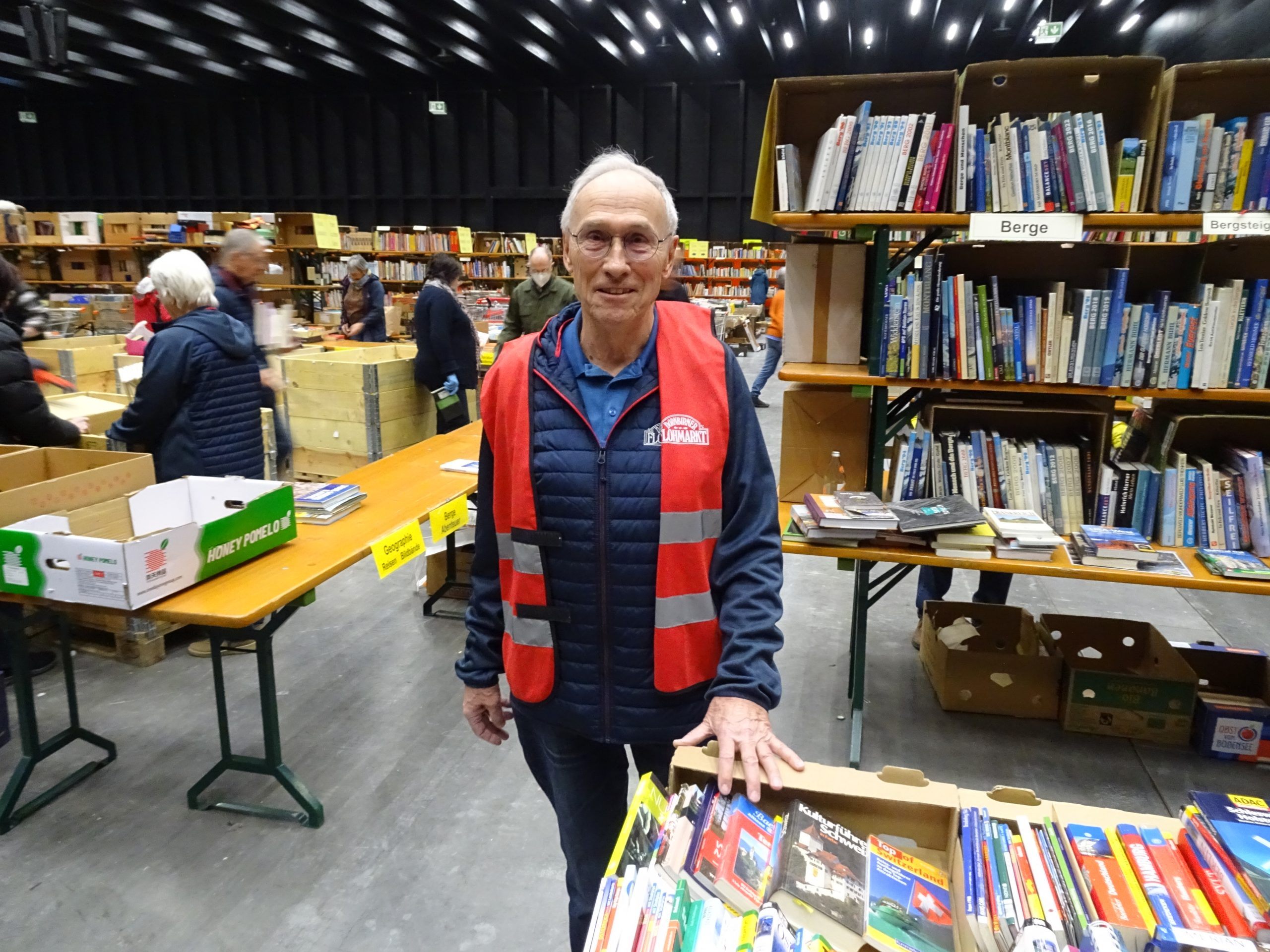 Jörg Bergmeister ist beim Dornbirner Flohmarkt seit 15 Jahren der "Herr über die Bücher" und ist stolz auf sein kompetentes Team. Jörg Bergmeister ist beim Dornbirner Flohmarkt seit 15 Jahren der "Herr über die Bücher" und ist stolz auf sein kompetentes Team.