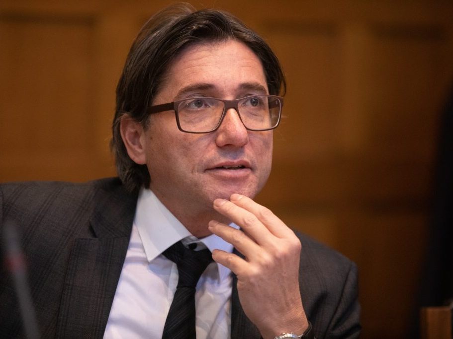 "Die Tatverdächtigen belasten sich wechselseitig mit beinahe identen Aussagen. Eine derartige Konstellation ist mir noch nie untergekommen." - Stefan Denifl, Privatbeteiligtenvertreter. "Die Tatverdächtigen belasten sich wechselseitig mit beinahe identen Aussagen. Eine derartige Konstellation ist mir noch nie untergekommen." - Stefan Denifl, Privatbeteiligtenvertreter.