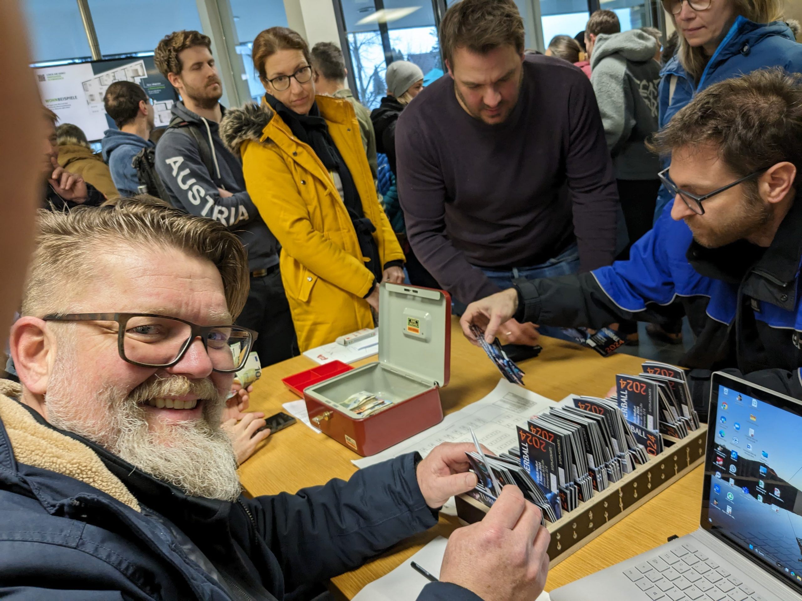 Pünktlich um 9 Uhr startete der Kartenverkauf für den diesjährigen Turnerball..