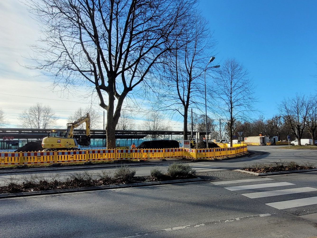 Die Bauarbeiten rund um den Bahnhof Lochau-Hörbranz mit neu gestaltetem Vorplatz, einem großzügig dimensioniertem Busterminal und einer neu strukturierten Park-and-Ride-Anlage wurden wieder aufgenommen. Die Bauarbeiten rund um den Bahnhof Lochau-Hörbranz mit neu gestaltetem Vorplatz, einem großzügig dimensioniertem Busterminal und einer neu strukturierten Park-and-Ride-Anlage wurden wieder aufgenommen.