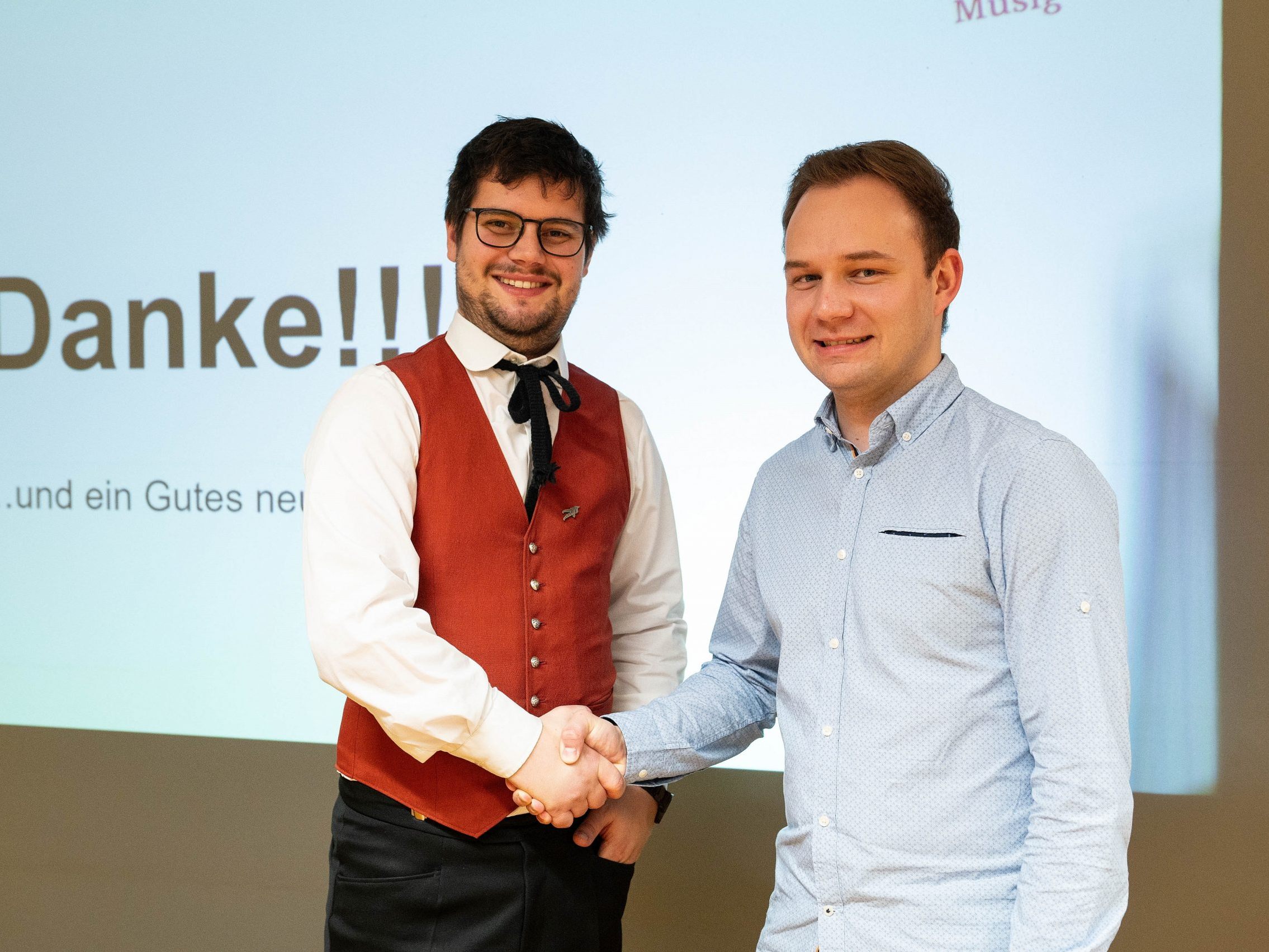 Florian Bohle übergab kürzlich das Amt als Obmann der Hatler Musig an seinen Nachfolger Johannes Rüf (re.) Florian Bohle übergab kürzlich das Amt als Obmann der Hatler Musig an seinen Nachfolger Johannes Rüf (re.)