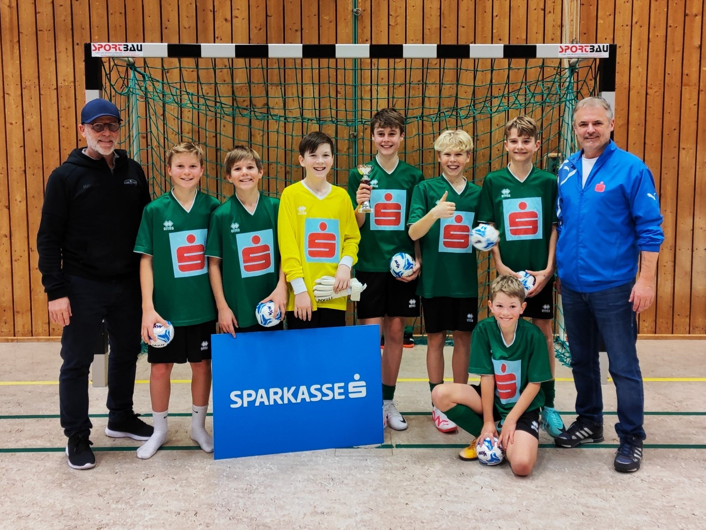 Fachinspektor Conny Berchtold (li.) gratulierte dem Team der Mittelschule Egg zum Bregenzerwälder Hallenmeistertitel. Fachinspektor Conny Berchtold (li.) gratulierte dem Team der Mittelschule Egg zum Bregenzerwälder Hallenmeistertitel.