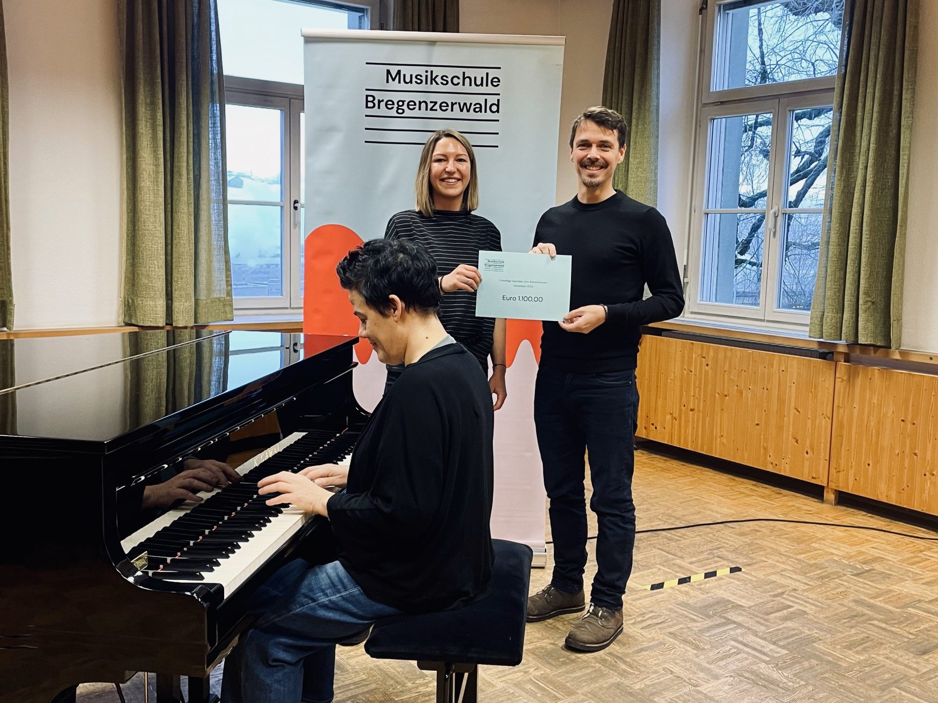 Anton Meusburger überreichte den Scheck an Katja Schedler (Klavier) und Jana Schneider Anton Meusburger überreichte den Scheck an Katja Schedler (Klavier) und Jana Schneider