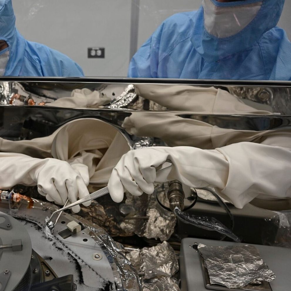 Nach monatelangen Bemühungen gelingt es Wissenschaftlern der NASA, einen Probenbehälter des Asteroiden Bennu zu öffnen, enthüllend wertvolle Inhalte.