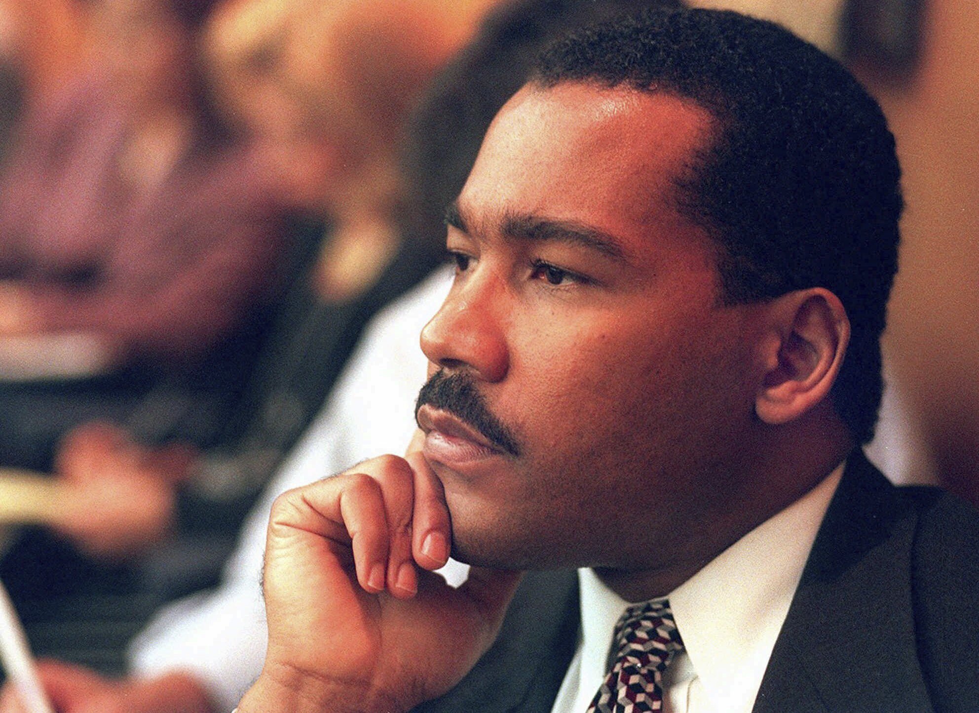 Dexter King, Sohn des verstorbenen Bürgerrechtlers Martin Luther King Jr., hört sich am Freitag, den 29. August 1997, die Argumente vor dem Berufungsgericht des Bundesstaates Jackson, Tennessee an, um festzustellen, ob zwei Richter aus Memphis ihre Befugnisse überschritten haben rund um die Untersuchung der Ermordung des Königs. Das King Center in Atlanta sagte, der 62-jährige Sohn des Bürgerrechtlers sei am Montag, 22. Januar 2024, in seinem Haus in Kalifornien gestorben, nachdem er gegen Prostatakrebs gekämpft hatte.