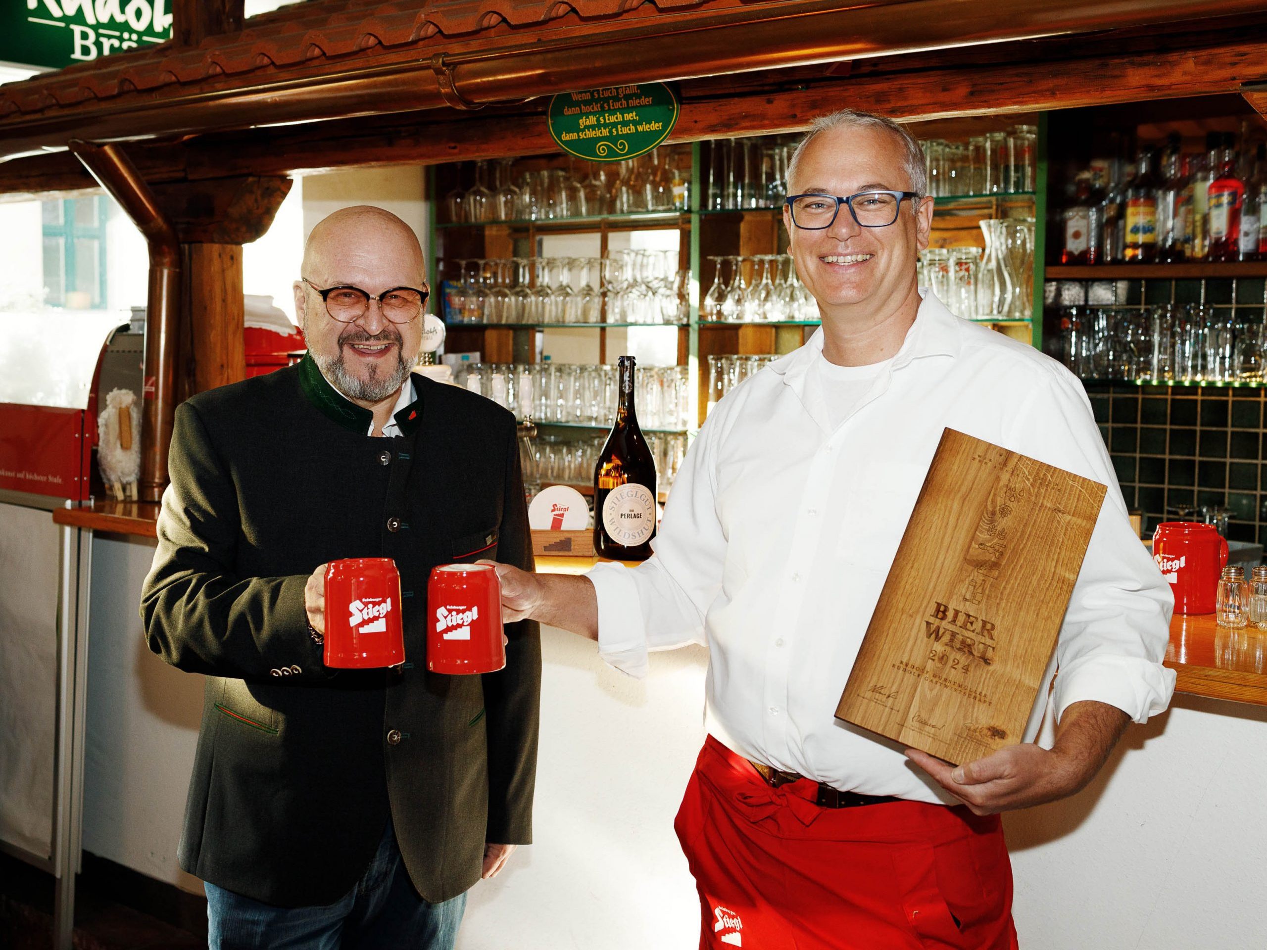 Der frischgebackene „Wiener Bierwirt des Jahres 2024” Rudolf Durstmüller und Erich Hengl (Stiegl).
