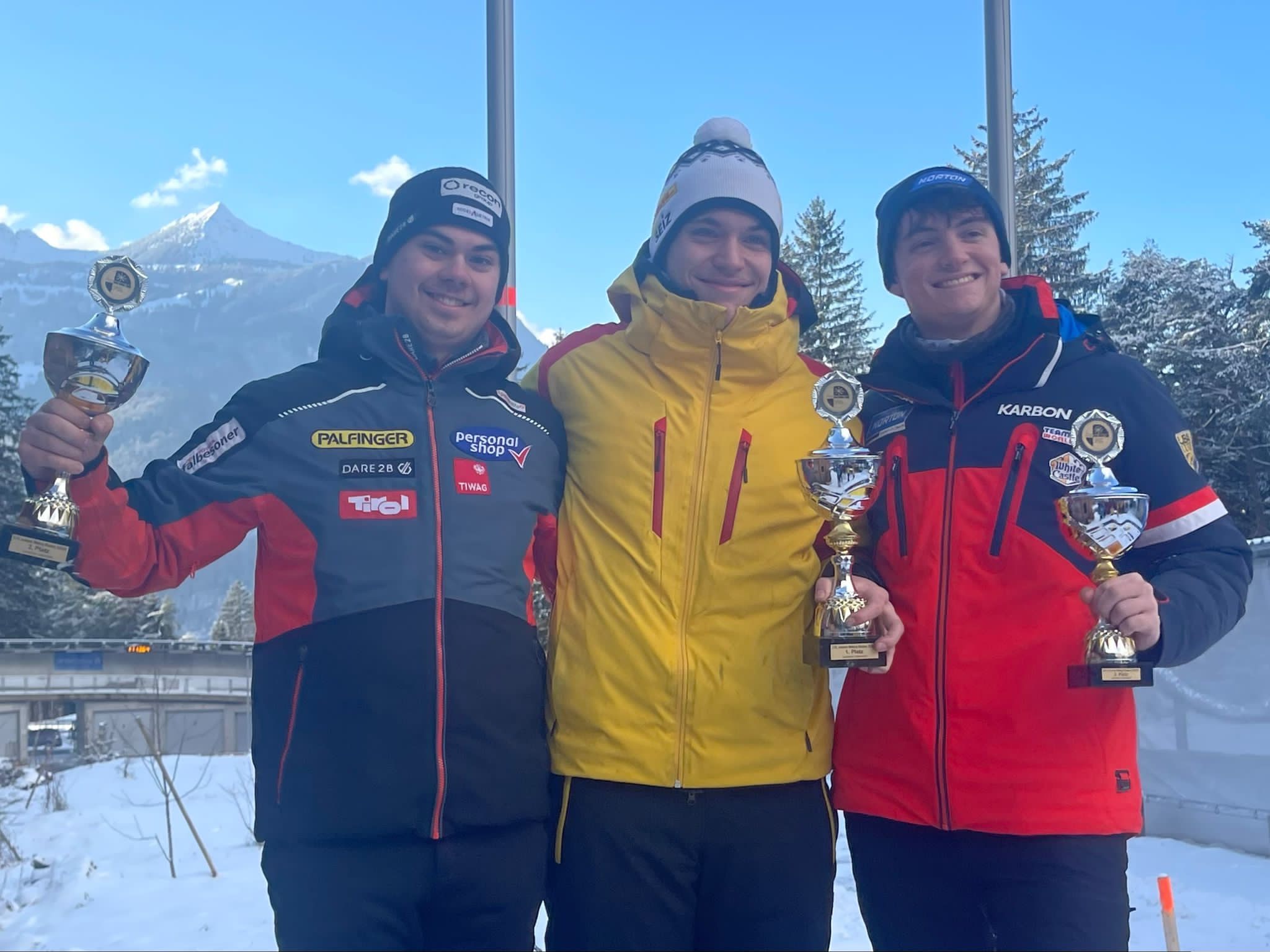 Siegerehrung 2024 Einsitzer Herren, v.l.: Österreich (2.), Deutschland (1.), USA 3.)