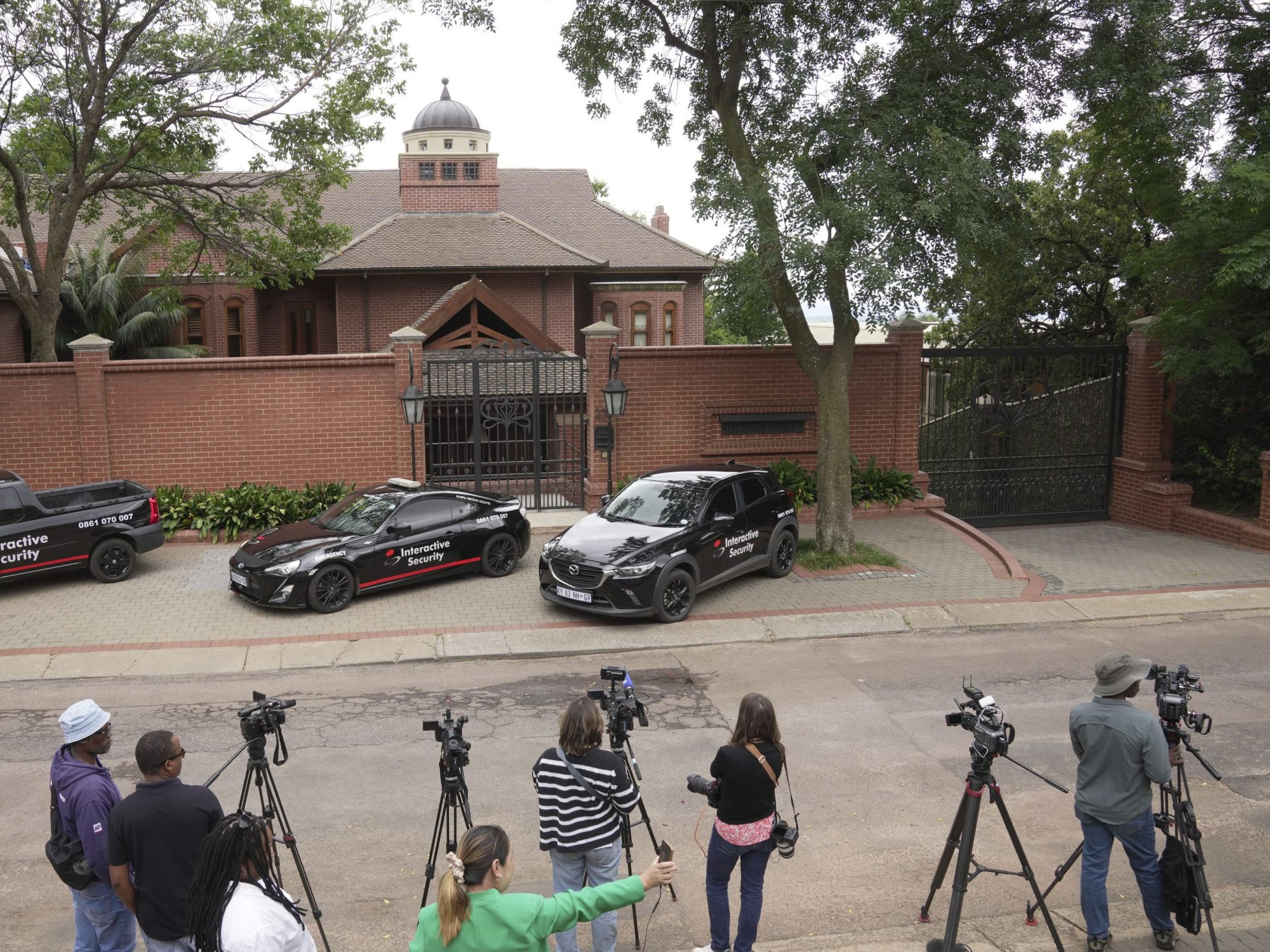 Medien vor dem Haus von Oscar Pistorius Onkel.
