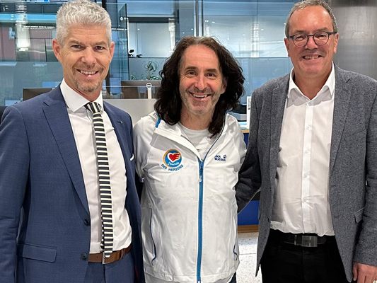 Zeigen sich zutiefst beeindruckt von der Arbeit von Joe Fritsche und seinem Team: Sparkasse Bludenz-Vorstandsdirektor Thomas Schreiber (links) und Marketingleiter Arno Sprenger (rechts) mit dem unermüdlichen Obmann Joe Fritsche. Zeigen sich zutiefst beeindruckt von der Arbeit von Joe Fritsche und seinem Team: Sparkasse Bludenz-Vorstandsdirektor Thomas Schreiber (links) und Marketingleiter Arno Sprenger (rechts) mit dem unermüdlichen Obmann Joe Fritsche.